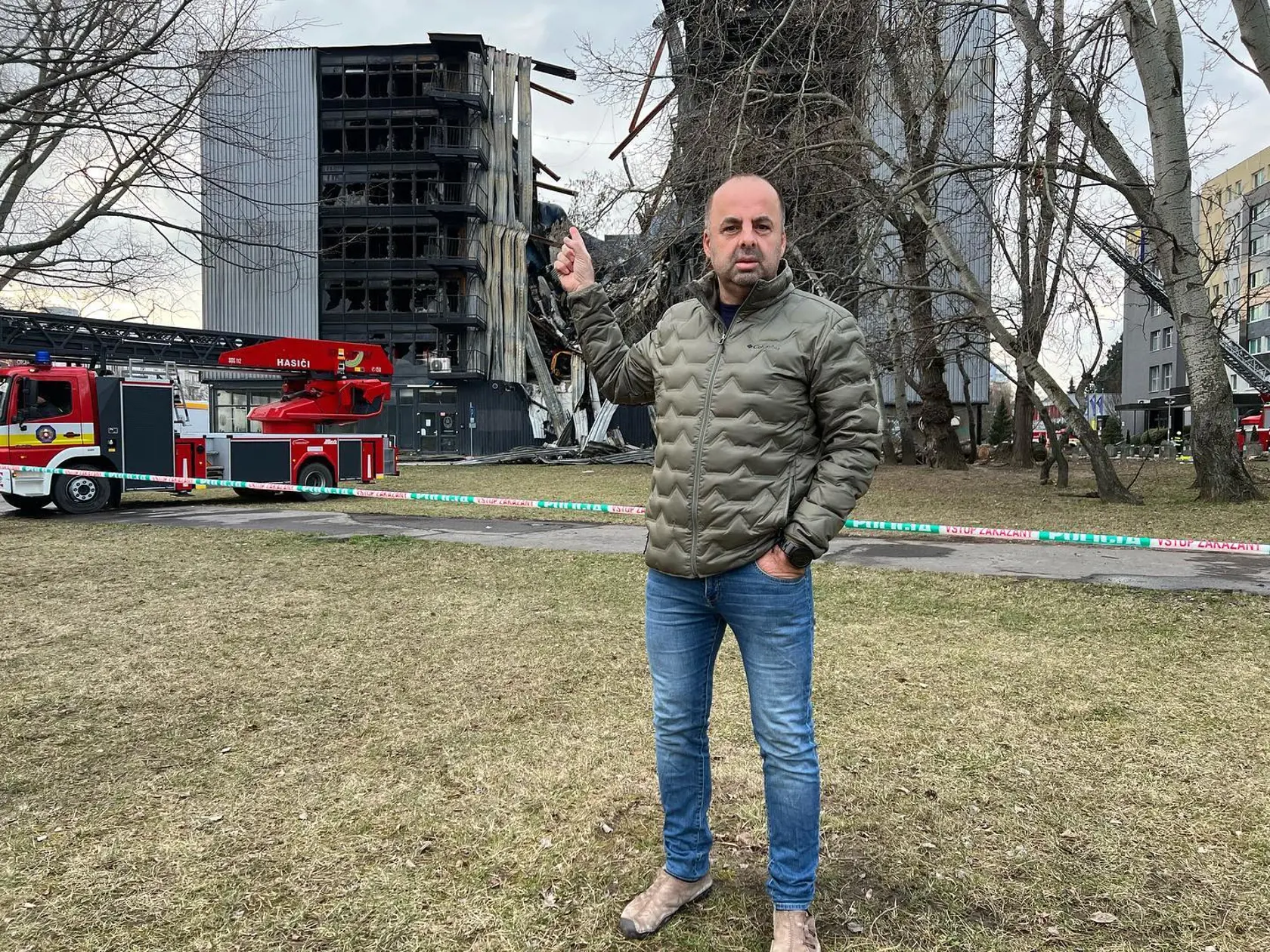 Moderátor Richard Vrablec pred pár mesiacmi posunul svoju garáž kamarátovi .a tomu tam teraz zhorela motorka a 4 bicykle.