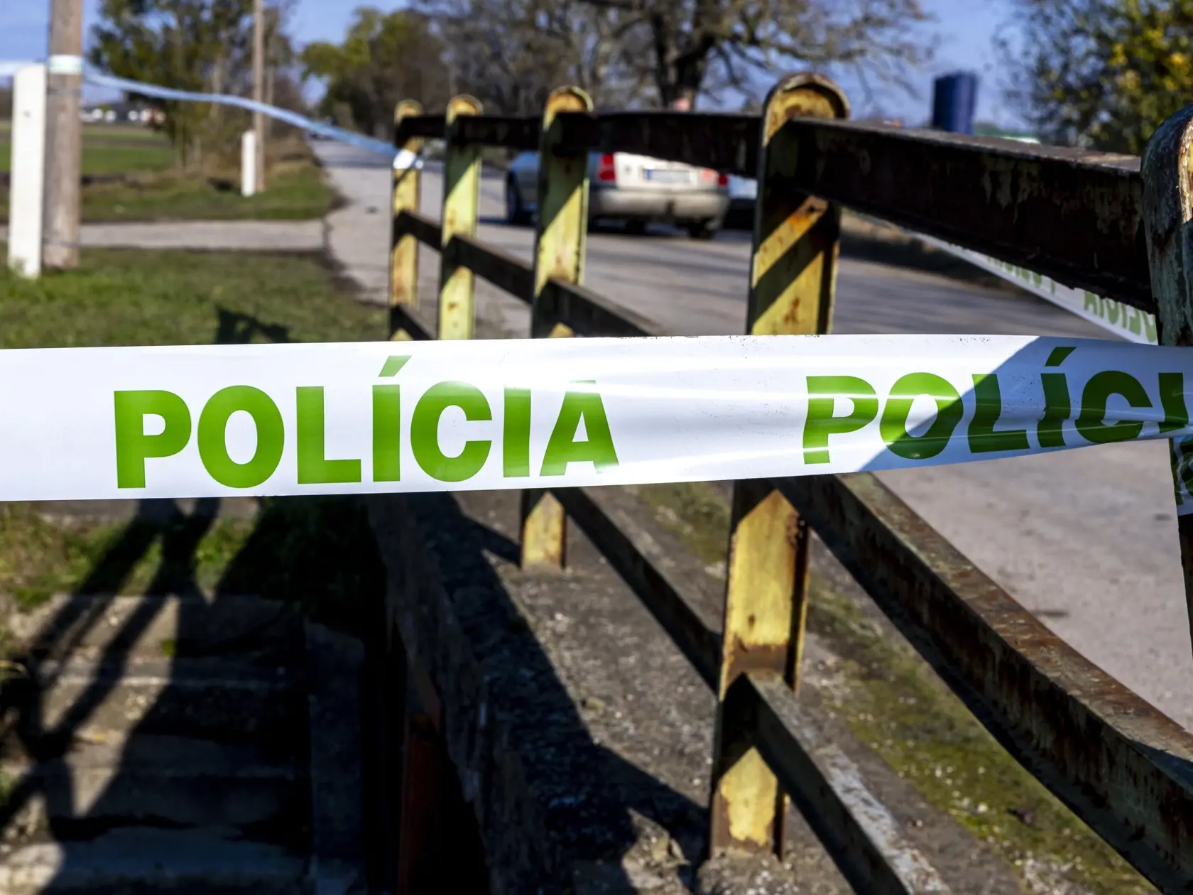 Miesto, kde našli telo mladej ženy, je vzdialené od Zlatých Klasov 4 kilometre. Privolaný obhliadajúci lekár nevylúčil cudzie zavinenie a nariadil vykonať pitvu, informovala o tom trnavská polícia, ktorá prípad vyšetruje. Po spomínanom mužovi bolo vyhlásené pátranie.
