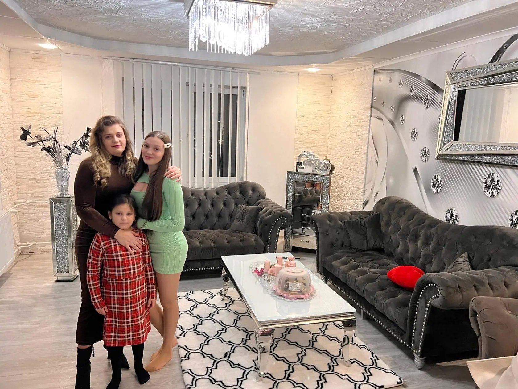 Rómska popová speváčka Vanesa Horáková (15) zo Spišskej Belej (okres Kežmarok) získala za rok množstvo fanúšikov. Býva s rodičmi v luxusne zariadenom dome a študuje na hotelovej akadémii.