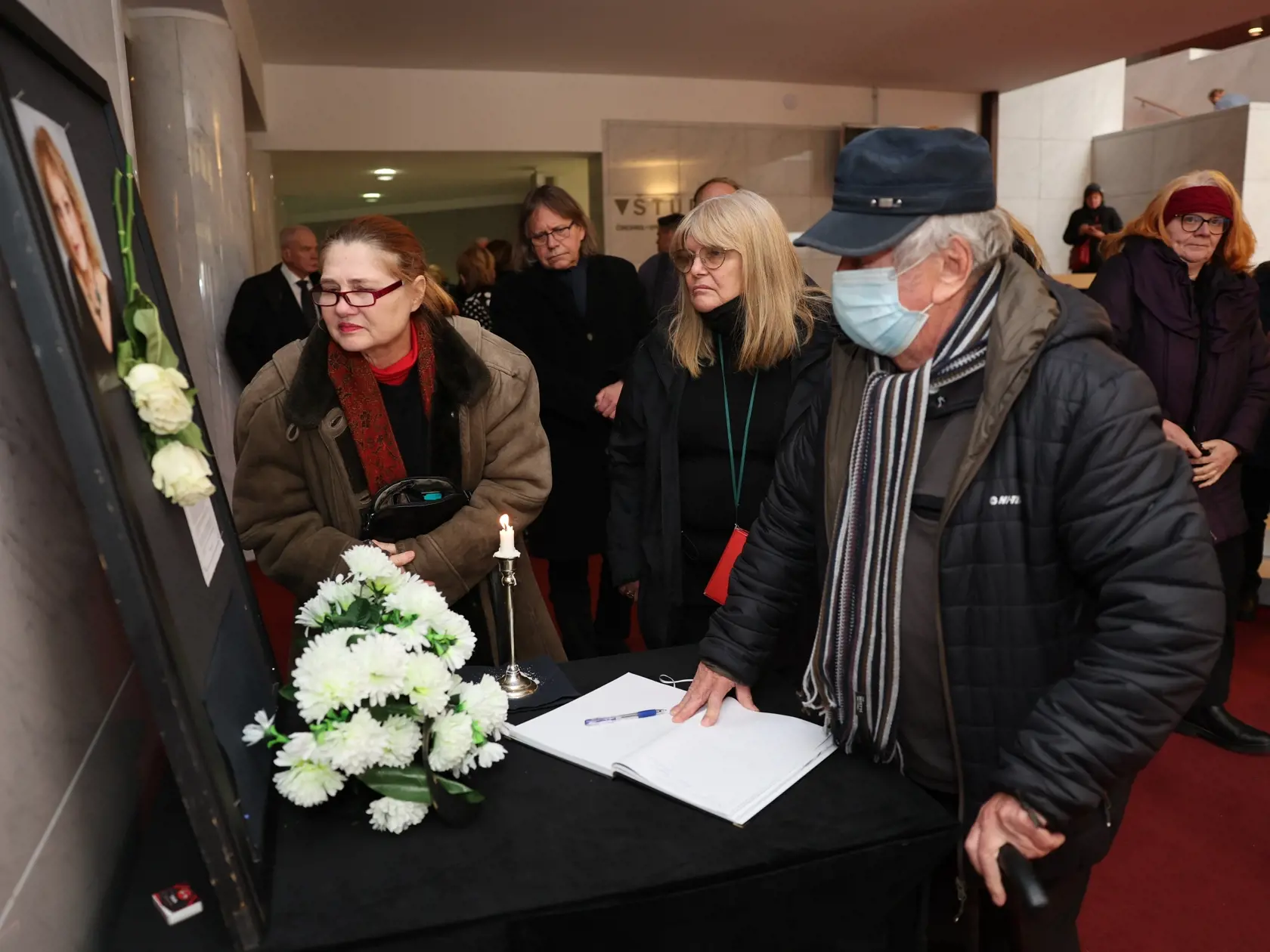 Posledná rozlúčka s Marínou Kráľovičovou. Do kondolenčnej knihy sa podpísala aj vdova po Ladislavovi Chudíkovi.