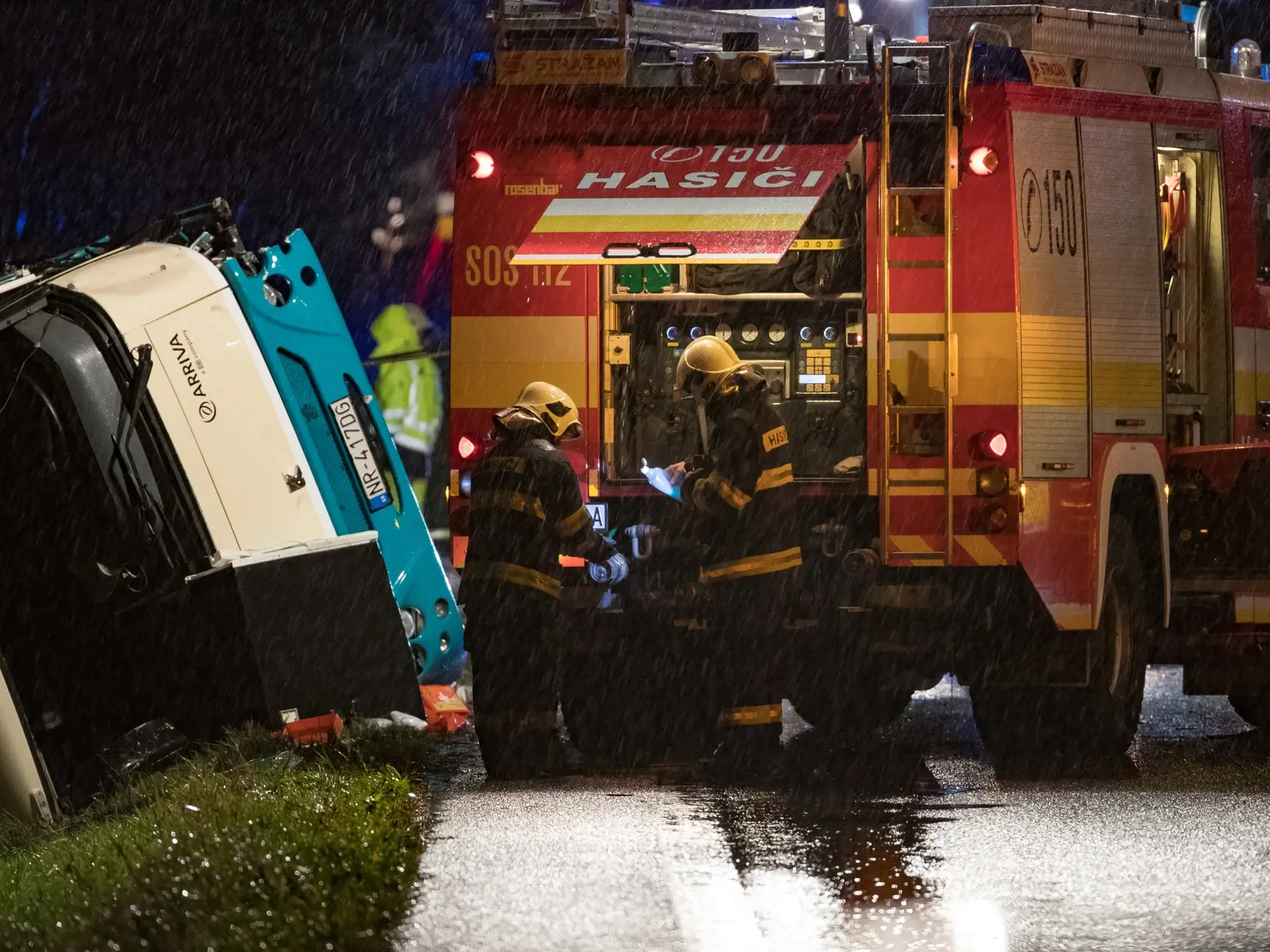 Tragická dobravná nehoda, ku ktorej prišlo na ceste medzi Nitrou a Zlatými Moravcami nedaľeko obce Malanta. Na mieste o život prišlo 12 ľudí a ďalších v kritickom stave odviezli do nitrianskej nemocnice.