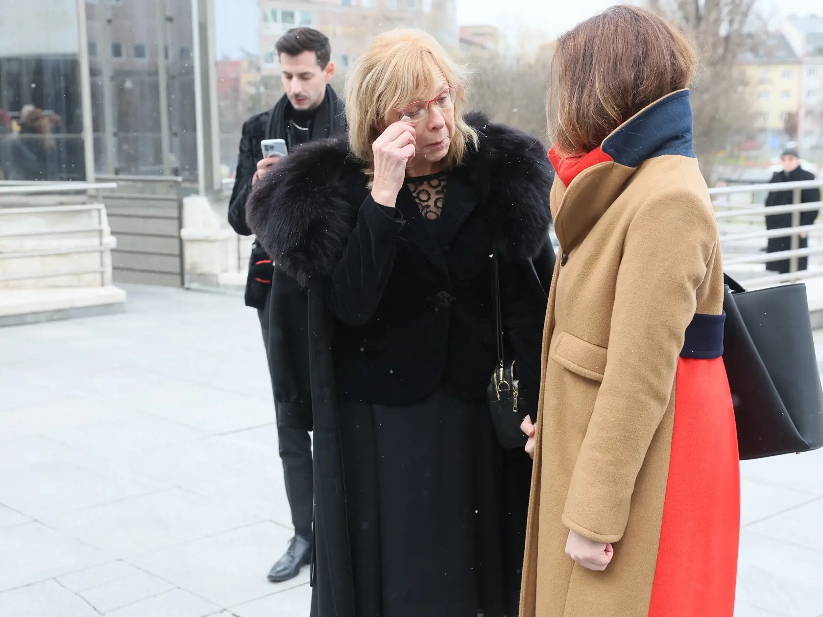 Herci odprevadili Marínu na jej poslednej ceste. Na zábere jej dcéra Jana.