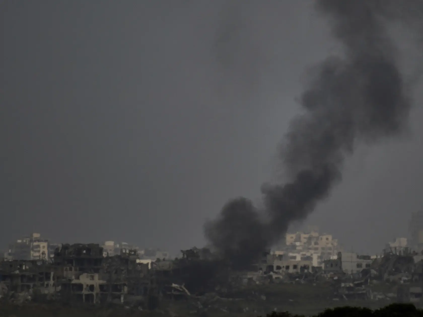 JB 17 Gaza - Dym stúpa pri explózii po izraelskom bombardovaní Pásma Gazy, čo je viditeľné z juhu Izraela v piatok 4. apríla 2025. Izraelská armáda bojuje s palestínskymi militantmi hnutia Hamas v pásme Gazy po útokoch Hamasu na Izrael 8. októbra. FOTO TASR/AP

Smoke rises after an explosion in the Gaza Strip as seen from southern Israel, Friday, April 4, 2025. (AP Photo/Leo Correa)