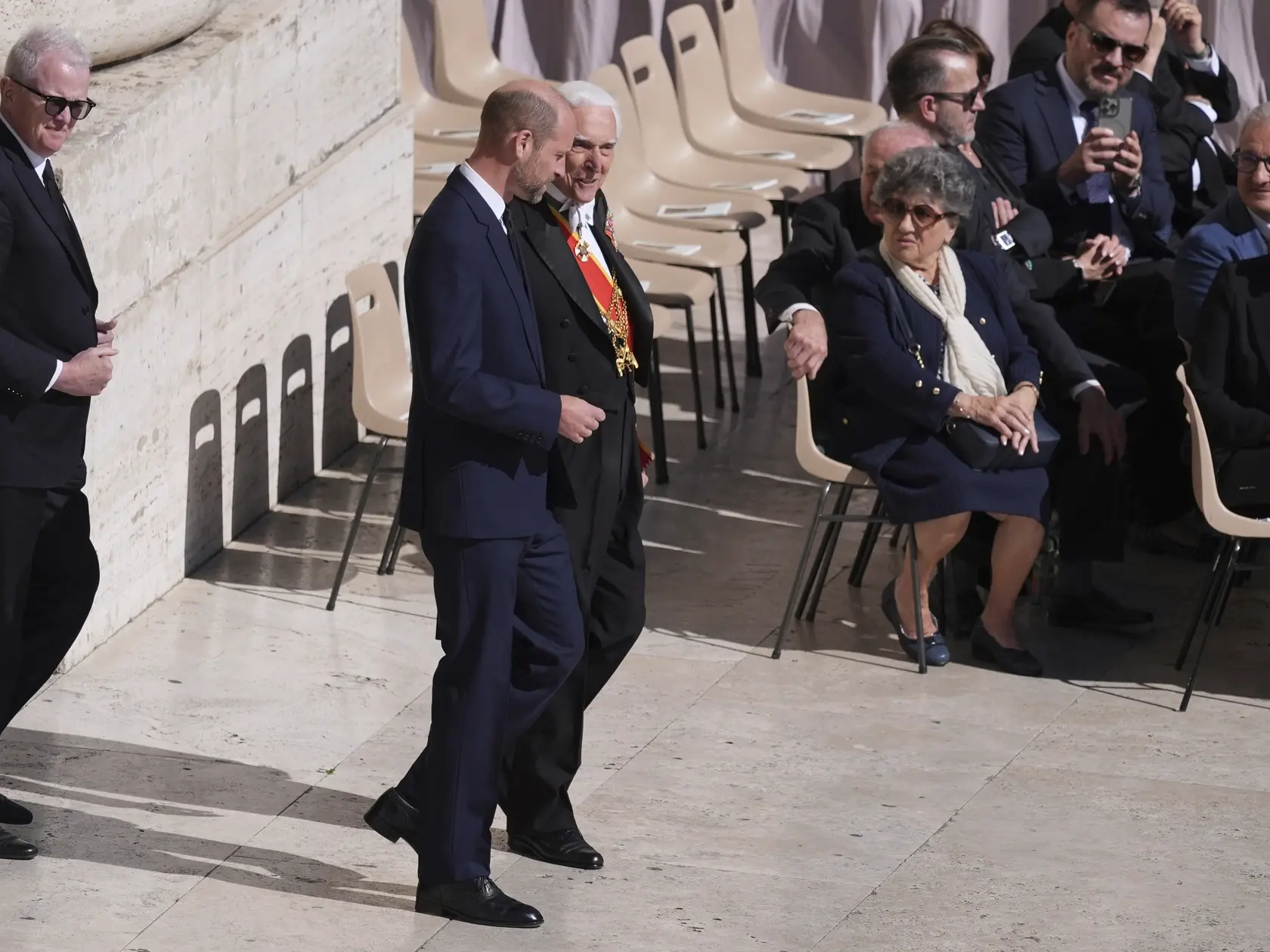 JB 24 Vatikán - Britský princ William (uprostred) prichádza na pohreb zosnulého pápeža Františka na Námestí sv. Petra vo Vatikáne v sobotu 26. apríla 2025. Za účasti desaťtisícov veriacich a množstva zahraničných delegácií sa v sobotu na Námestí sv. Petra vo Vatikáne začal pohreb pápeža Františka. Pohrebné obrady vedie dekan kolégia kardinálov Giovanni Battista Re, informuje TASR. Podľa očakávania sa na pohrebe Františka zúčastní najmenej 200.000 veriacich.  František bude prvým pápežom po viac než 100 rokoch, ktorého nepochovajú v Bazilike svätého Petra. Namiesto toho si za miesto svojho posledného odpočinku vybral práve Baziliku Panny Márie Väčšej, kam sa pohrebný sprievod s jeho rakvou po obradoch presunie. Pápež František zomrel na Veľkonočný pondelok vo veku 88 rokov. FOTO TASR/AP 

Britain's Prince William, center, arrives for the funeral of Pope Francis in St. Peter's Square at the Vatican, Saturday, April 26, 2025. (AP Photo/Evan Vucci)