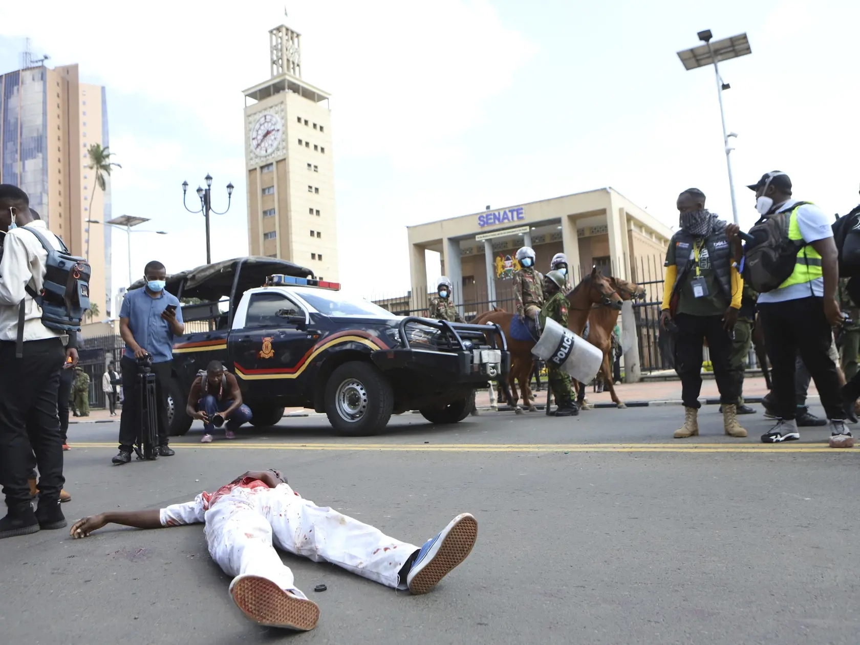 WA 11 Nairobi - Telo muža, ktorého zastrelili, leží pred budovou parlametu počas protestu proti zavedeniu nových daní v centre Nairobi v utorok 25. júna 2024. FOTO TASR/AP 

A body of of a man who was shot in the head lies next to the Kenyan parliament during a protest over proposed tax hikes in a finance bill in downtown Nairobi, Kenya Tuesday, June. 25, 2024. (AP Photo/Brian Inganga)