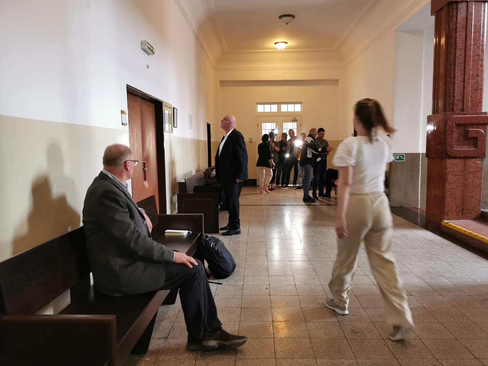 Napriek tomu, že na súd sa dostavili obaja obžalovaní, prokurátor, traja poškodení aj štyri obhajcovia, pojednávanie sa nezačalo. Neprišiel totiž jeden sudca, člen senátu.
