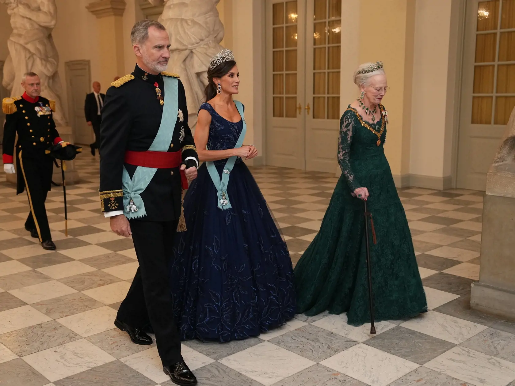 Na snímke v popredí zľava španielsky kráľ Filip VI., španielska kráľovná Letizia a dánska kráľovná Margaréta II. prichádzajú na štátny banket na zámku Christiansborg v Kodani v Dánsku v pondelok 6. novembra 2023. Španielsky kráľovský pár je na trojdňovej štátnej návšteve Dánska.