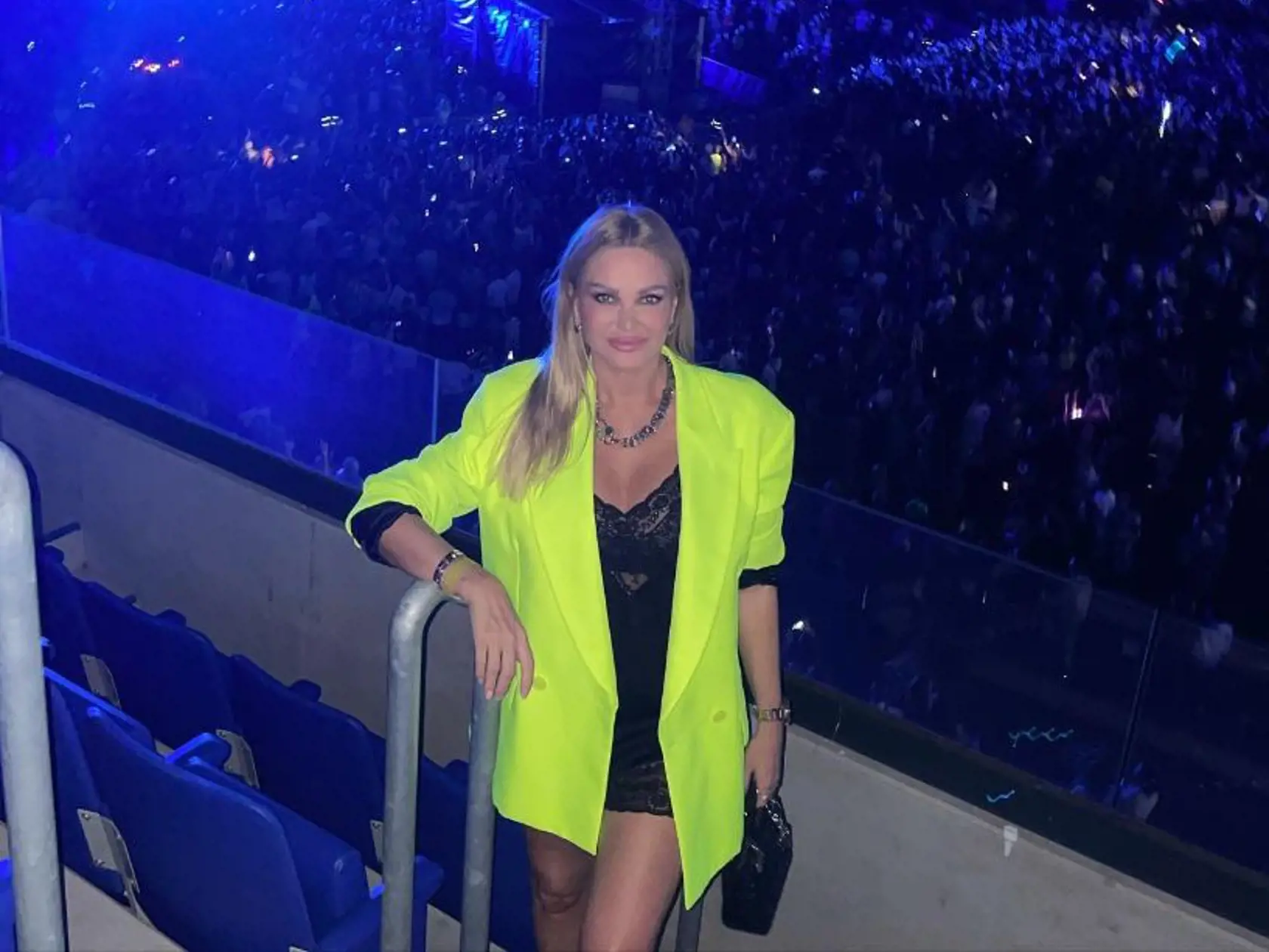 Alena Pallová si v sobotu na festival obliekla ultra krátke čipkované šaty.