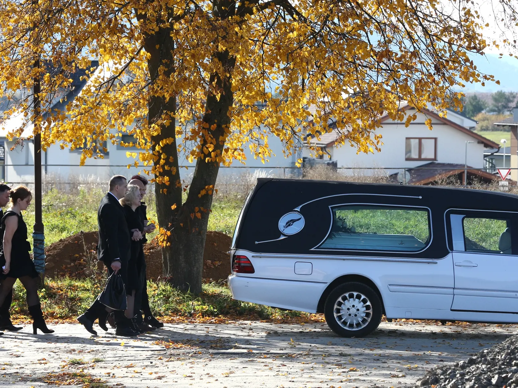Posledná rozlúčka s nadanou študentkou Broňou. V sobotu (8.10.) sa rozlúčili rodiny Mareka a Brone so svojími milovanými deťmi, vnúčatami, a súrodencami. Ich mladé životy vyhasli vinou opitého vodiča.