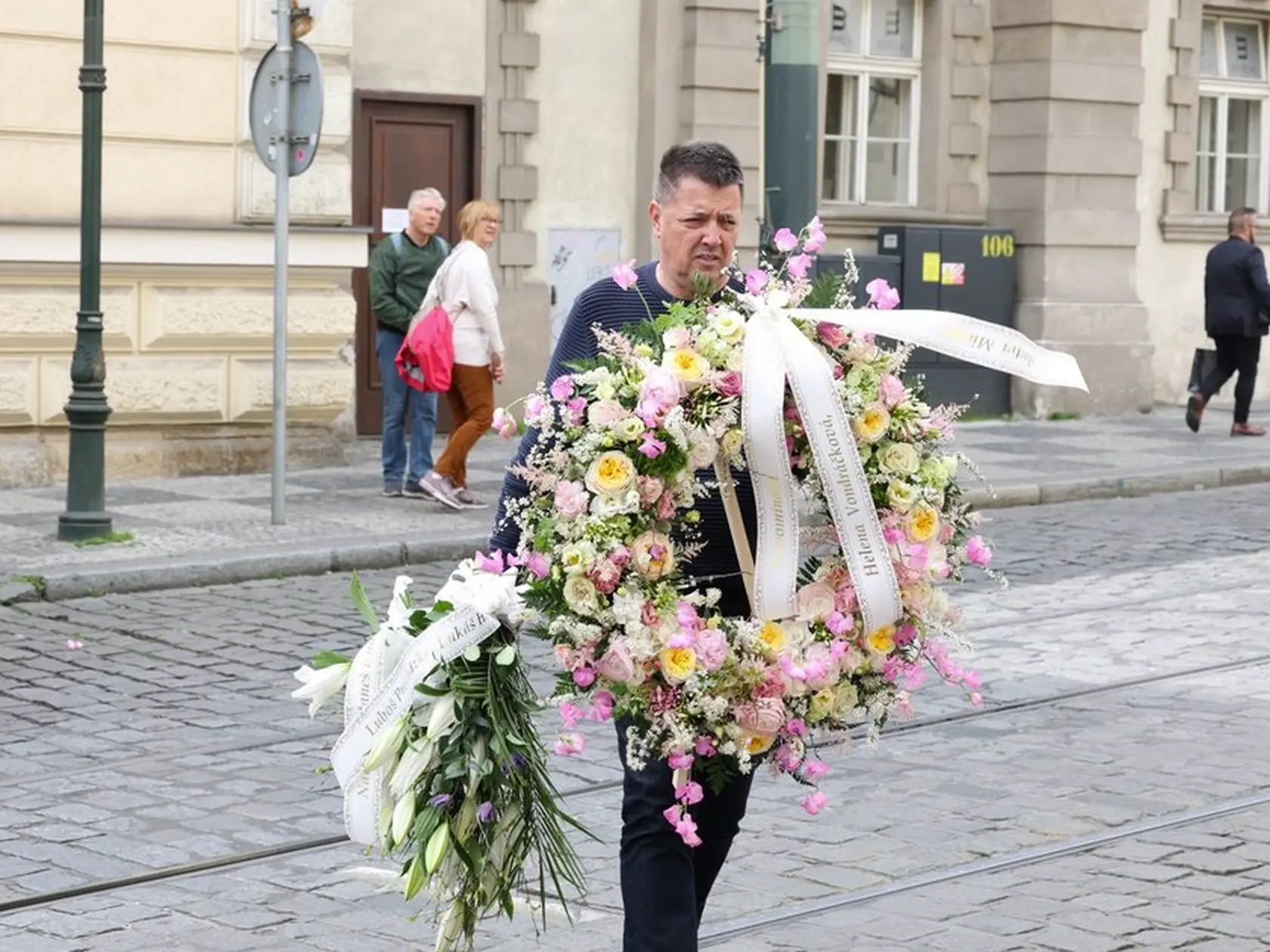 15. apríl 20258, Praha: Posledná rozlúčka s Aničkou Slováčkovou (†29). Veniec od Heleny Vondráčkovej. 