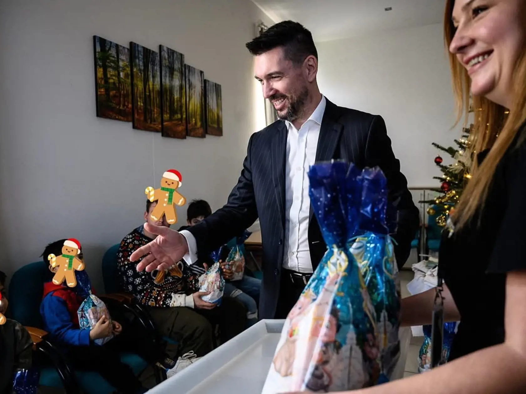 Šéf agrorezortu Richard Takáč (Smer) a minister práce Erik Tomáš (Hlas) spoločne potešili aj detičky v Pezinku. Okrem sladkostí dostali aj zdravé jabĺčka zo slovenských sadov.