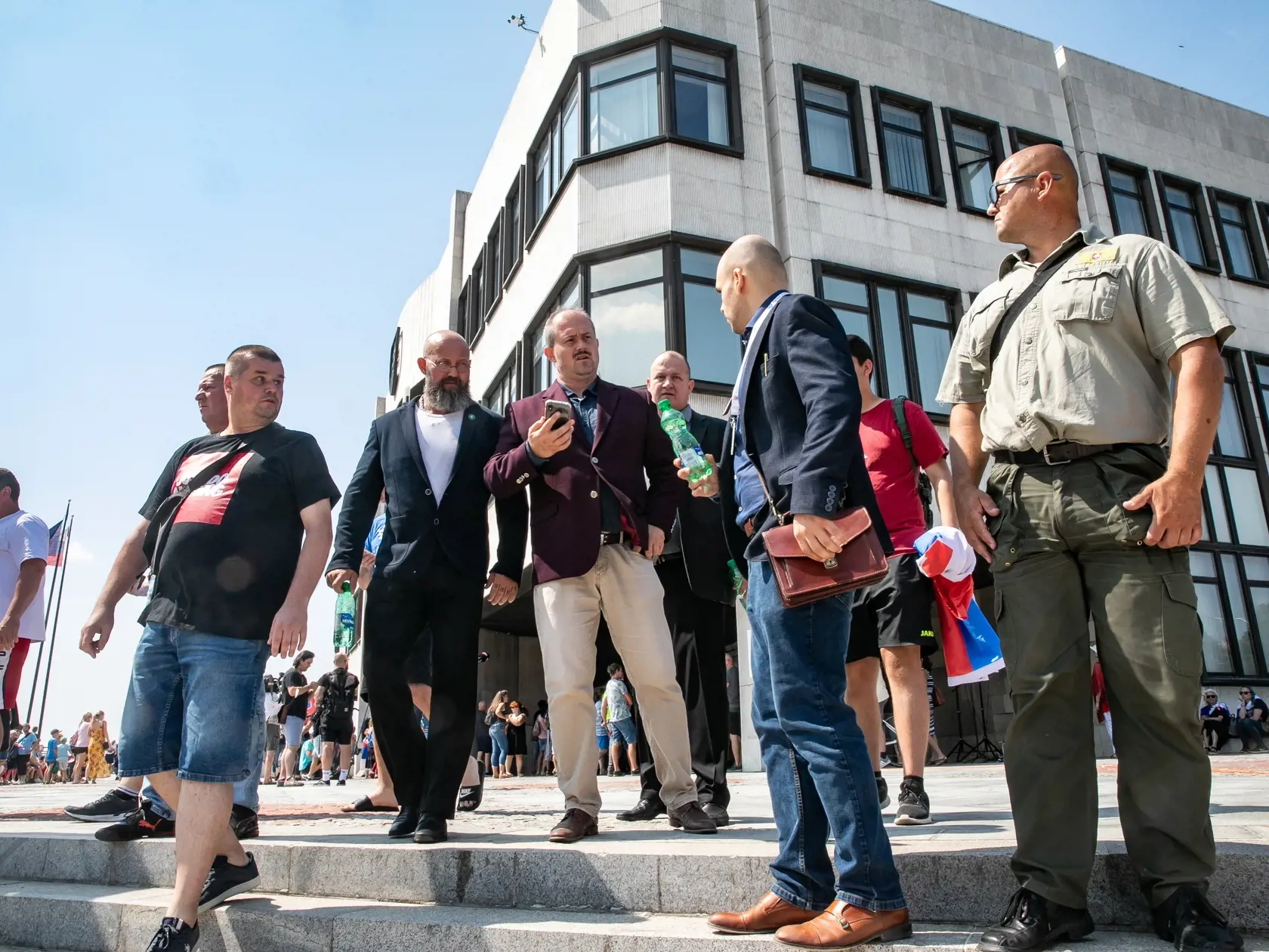 Protest pred parlamentom proti vládnym opatreniam. Na fotke je Marián Kotleba.