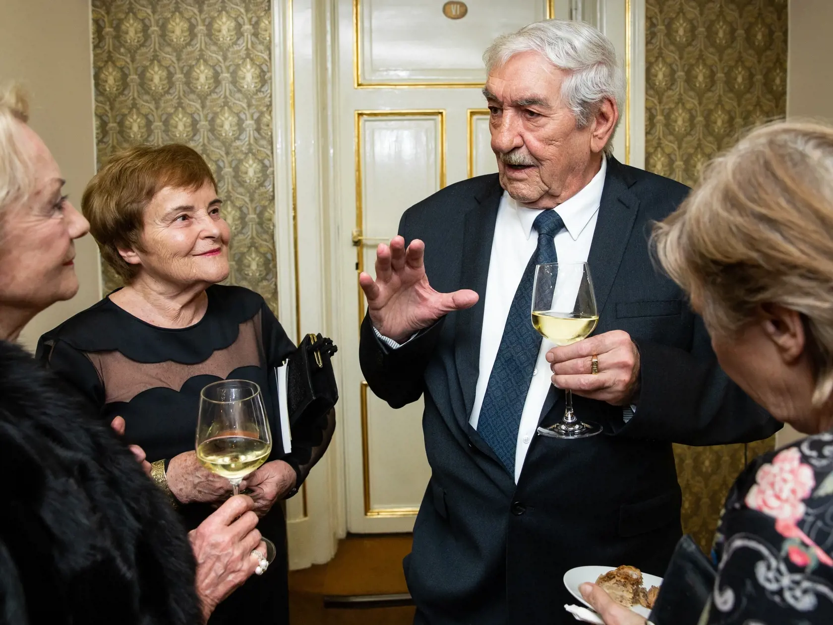Oslava 100. výročia založenia Slovenské národnéhi divadla v starej bratislavskej budove SND. Na snímke Štefan Kvietik s manželkou Evou.