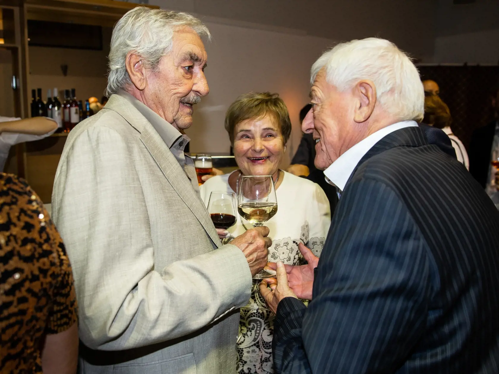 Premiéra divadelného predstavenia "Na mol" v divadle Aréna v Bratislave. Na snímke Štefan Kvietik s manželkou a Jozefom Golonkom.
