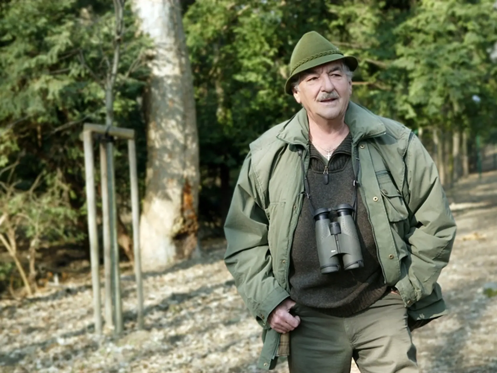 Poľovnícka zelená mu pristane.