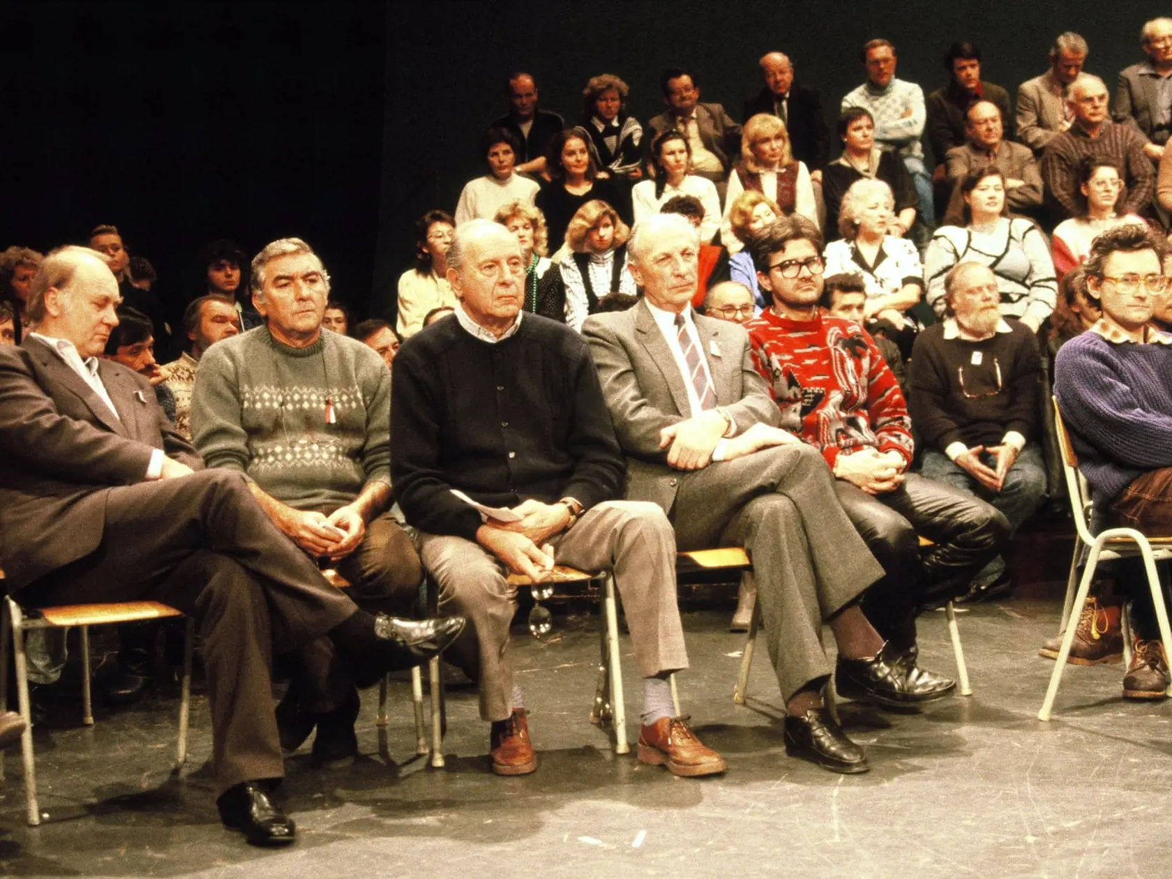 Zo stretnutia zástupcov robotníkov s predstaviteľmi Verejnosti proti násiliu v Slovenskom národnom divadle 29. novembra 1989 v Bratislave. Na sn. zľava herci SND Leopold Haverl, Štefan Kvietik, František Zvarík, Ladislav Chudík a Štefan Bučko .