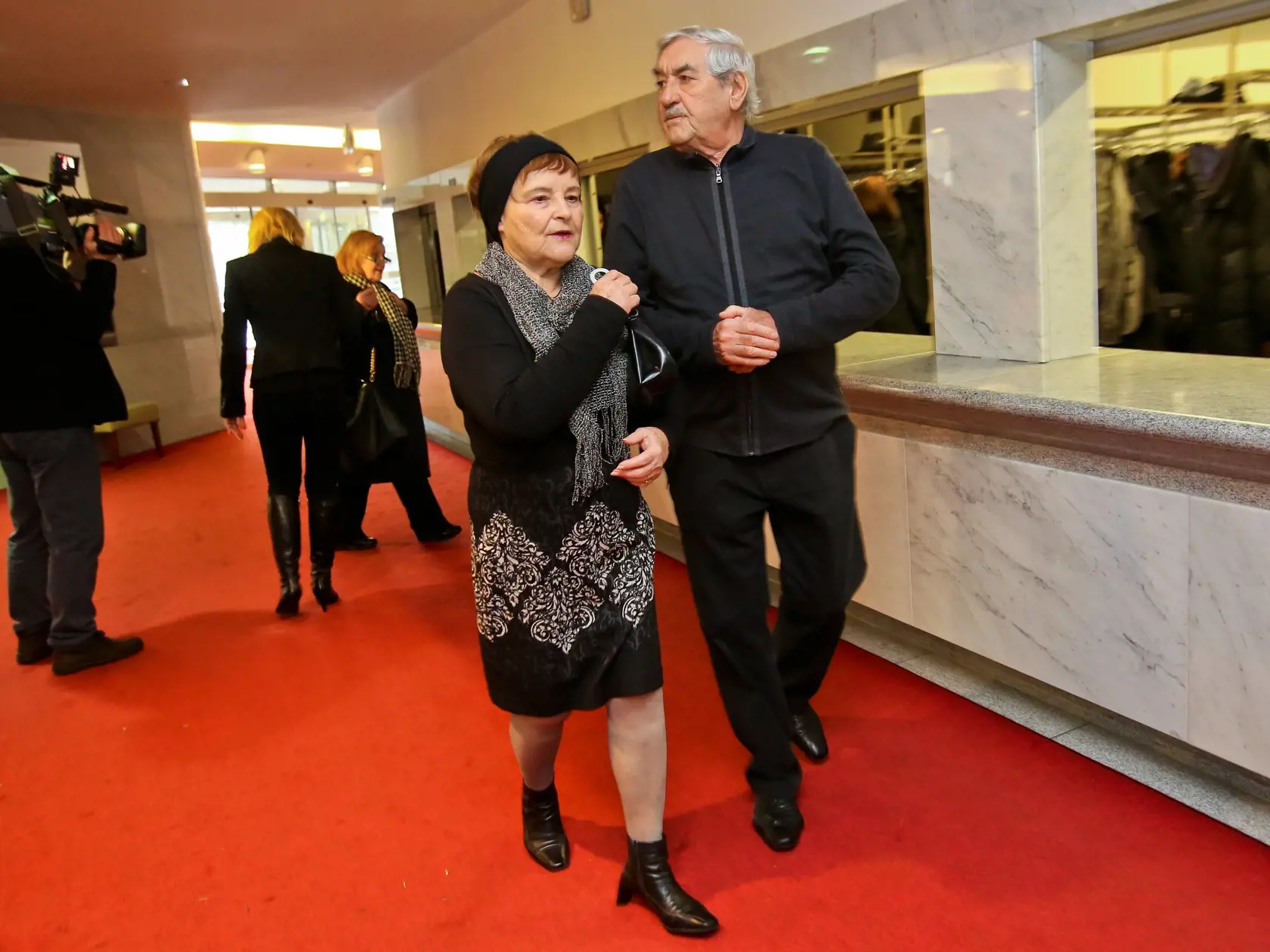 Na snimke Stefan Kvietik s manzelkou pocas divadelnej rozlucky so zosnulym hercom Leopoldom Haverlom.