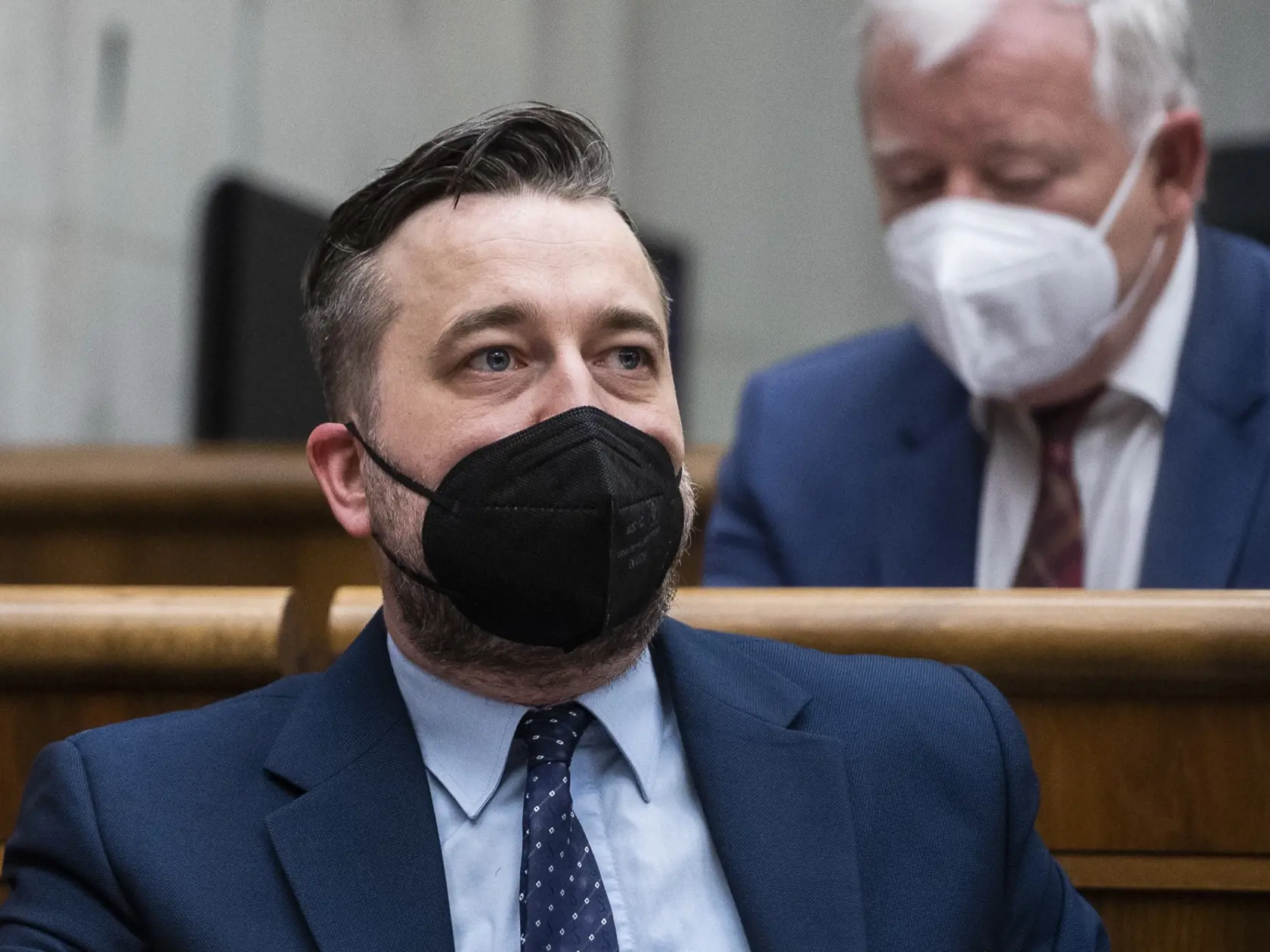 Na snímke poslanci NRSR, zľava Ľuboš Blaha a Vladimír Faič (obaja Smer-SD) počas 27. schôdze parlamentu, na ktorej sa rokuje o programovom vyhlásení vlády SR v Bratislave 30. apríla 2021. FOTO TASR - Jaroslav Novák