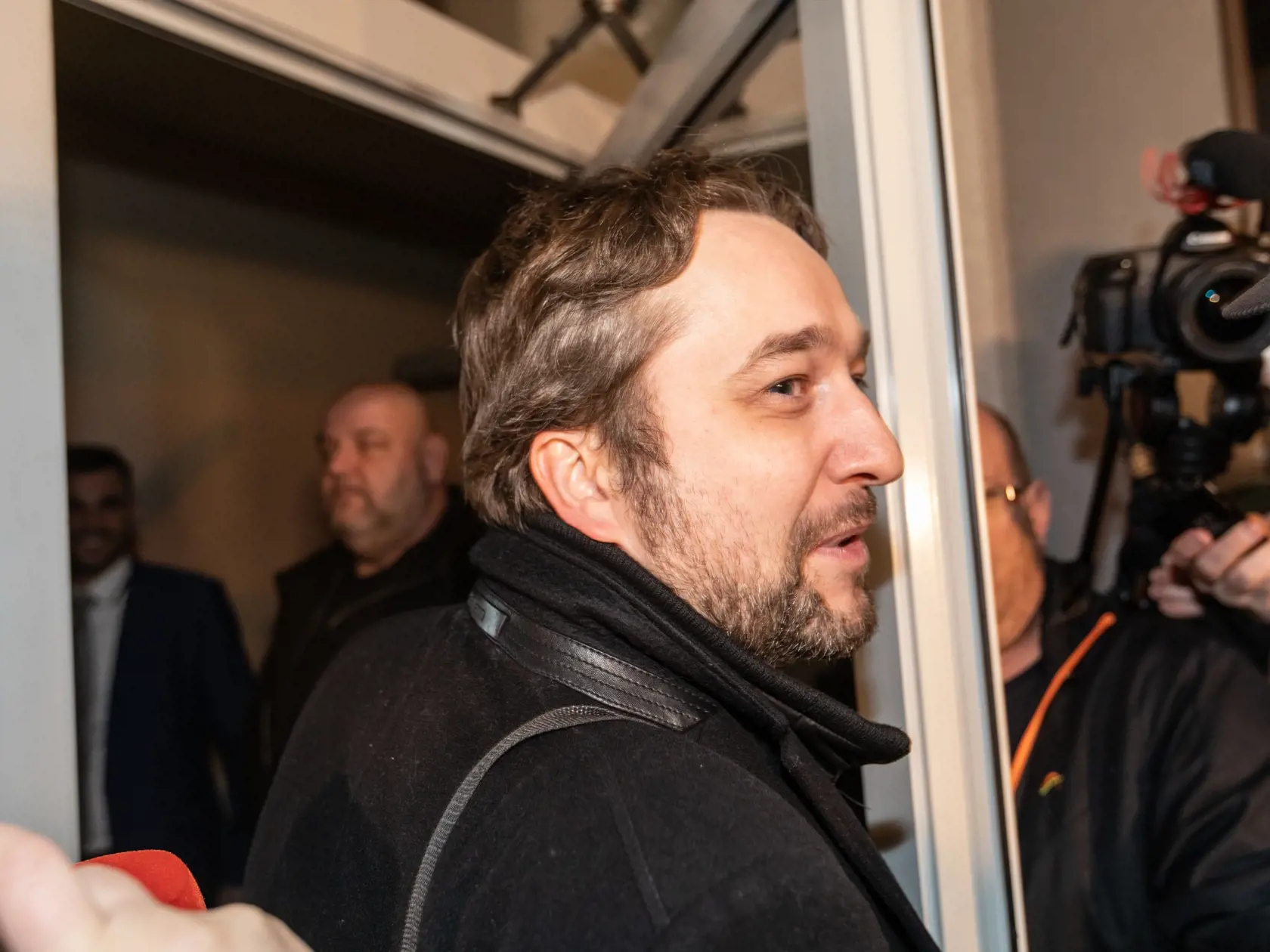 Príchody členov strany SMER-SD do volebného štábu na Súmračnej.
Na fotke Luboš Blaha