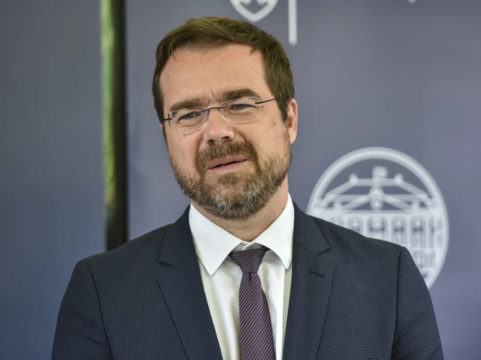 Krajčího návrh napokon z rokovania vlády vyradili. Kompromis majú teraz vypracovať rezorty školstva a  zdravotníctva v spolupráci s Úradom verejného zdravotníctva.