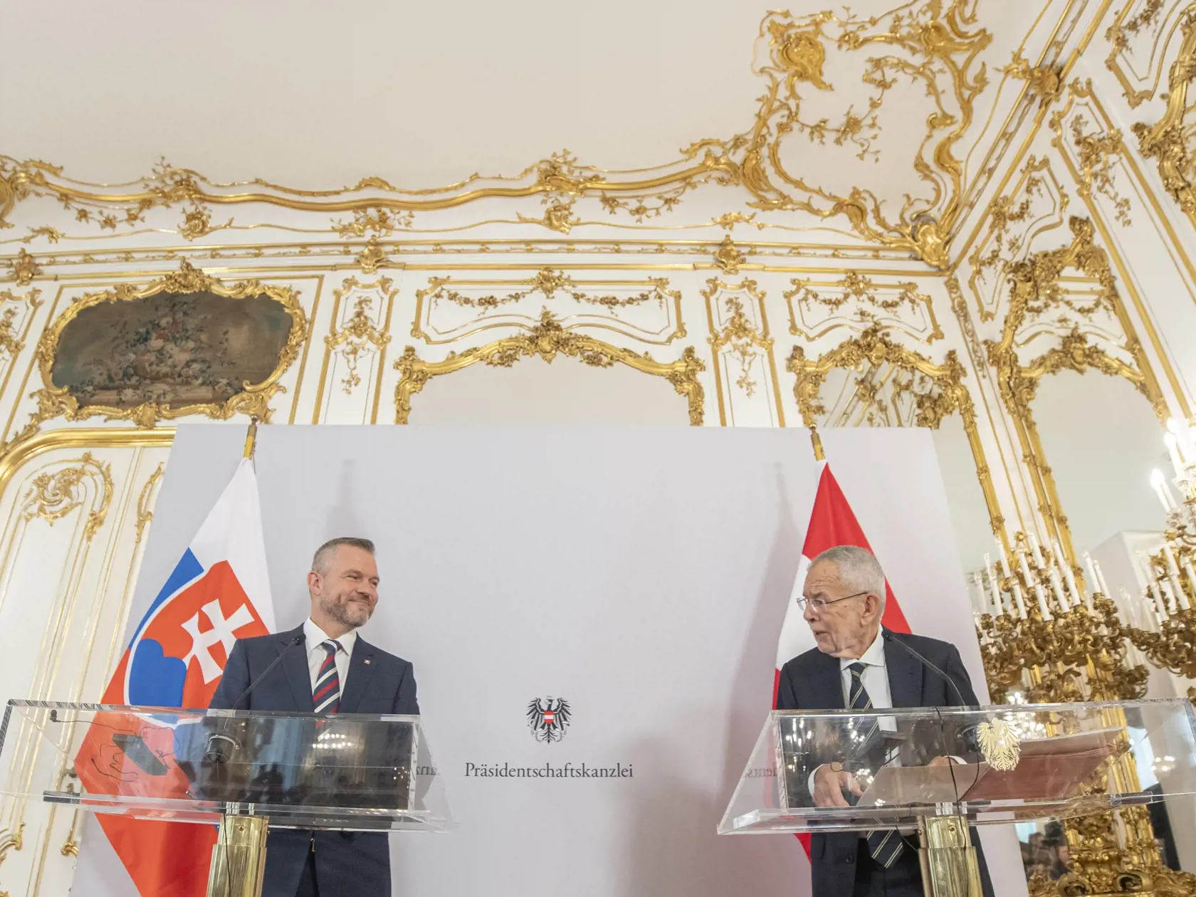 Na snímke vľavo prezident SR Peter Pellegrini a vpravo rakúsky spolkový prezident Alexander Van der Bellen na tlačovej konferencii počas oficiálnej návštevy Rakúska 11. septembra 2024 vo Viedni.