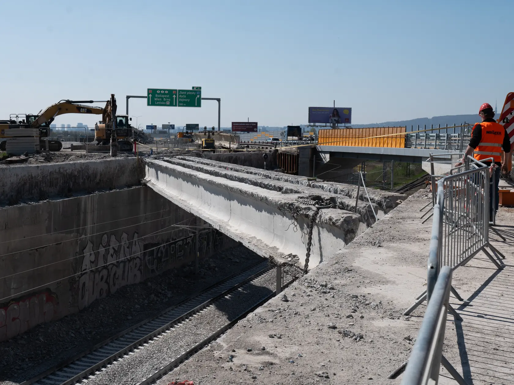 Práce na modernizácii a rozšírení diaľnice D1 za Bratislavou intenzívne pokračujú.