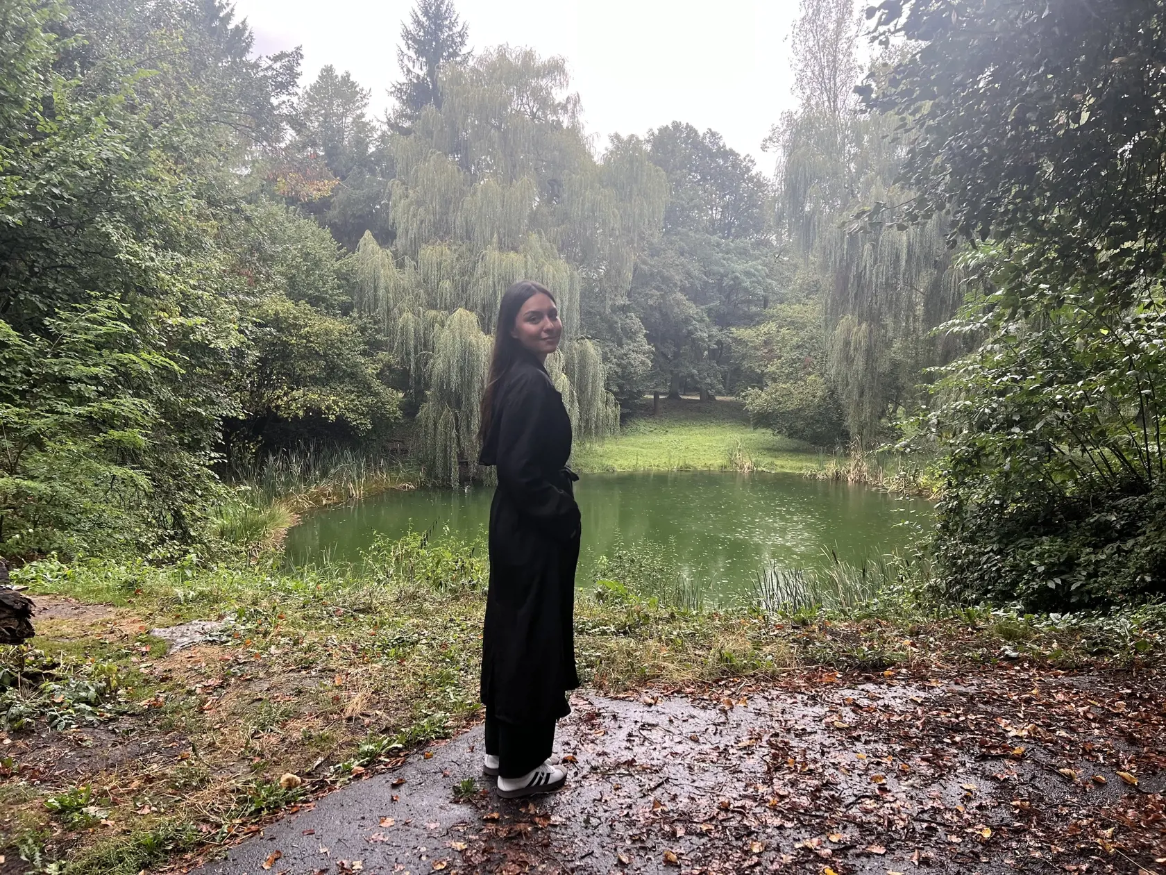 „Keď sme sem prišli, okamžite som pocítila zvláštny chlad,“ spomína Sofia, ktorá sa odvážila s nami preskúmať toto miesto. „Je tu zvláštna energia. Nielen vzduch, ale celkovo atmosféra. Akoby tu stále niečo bolo,“ hovorí na mieste.