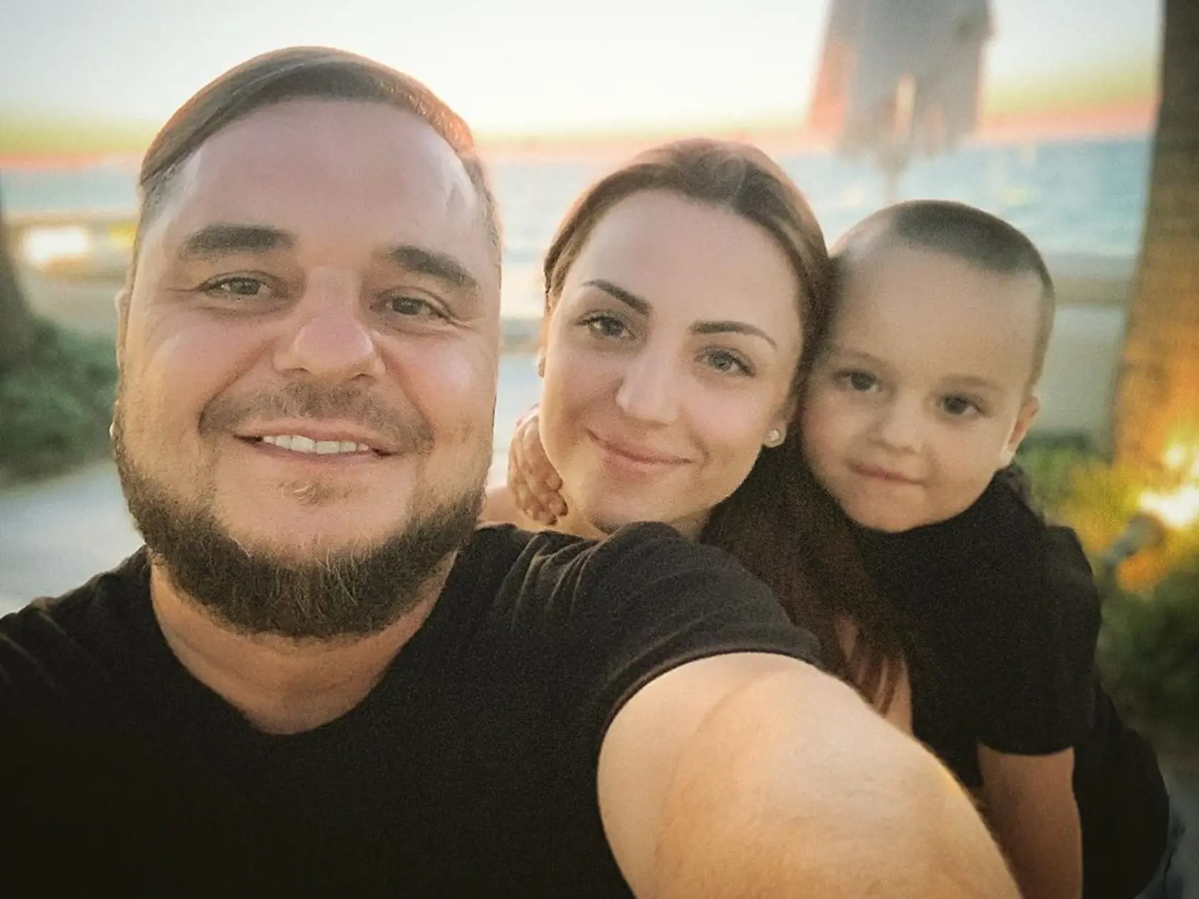 Líder Desmodu s manželkou a synom