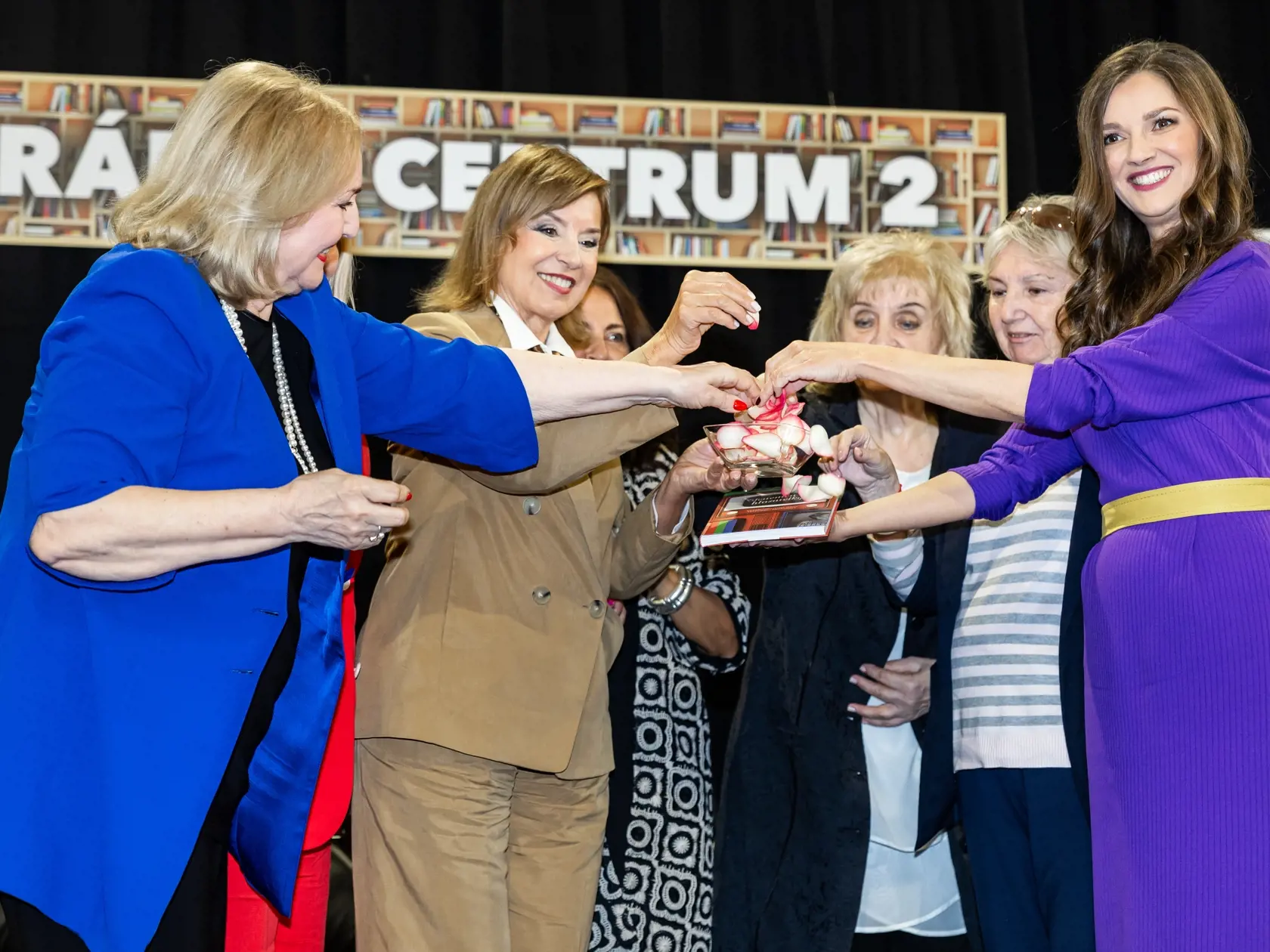 Krst knihy “Fenomén hlásateľky” v Bratislave.  Na snímke Hana Rapantová, Ada Straková, Alena Heribanová, Silvia Lispuchová, Jana Hauserová a Nora Beňačková.