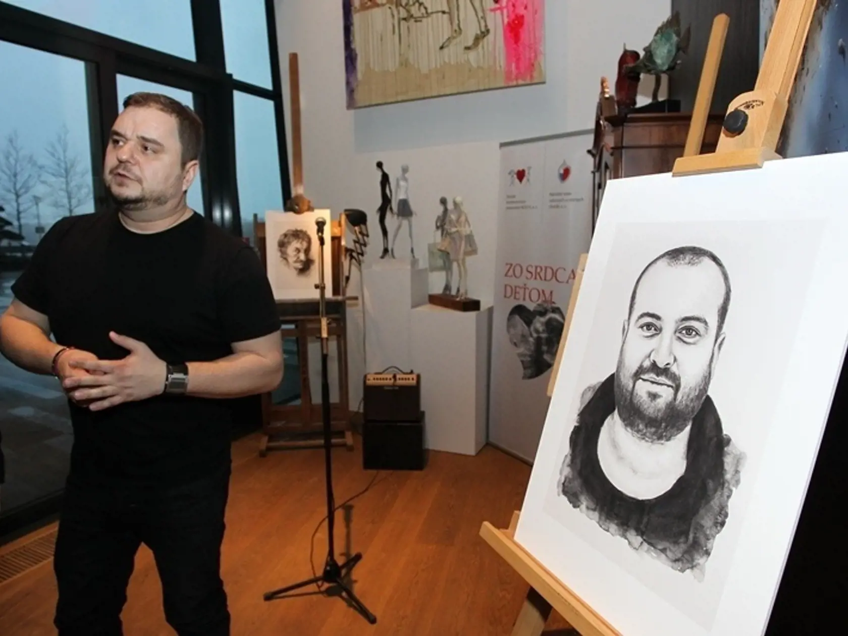 Vernisáž kresieb speváčky Zuzany Smatanovej: Na seba aj kolegov sa prišiel pozrieť aj Kuly.