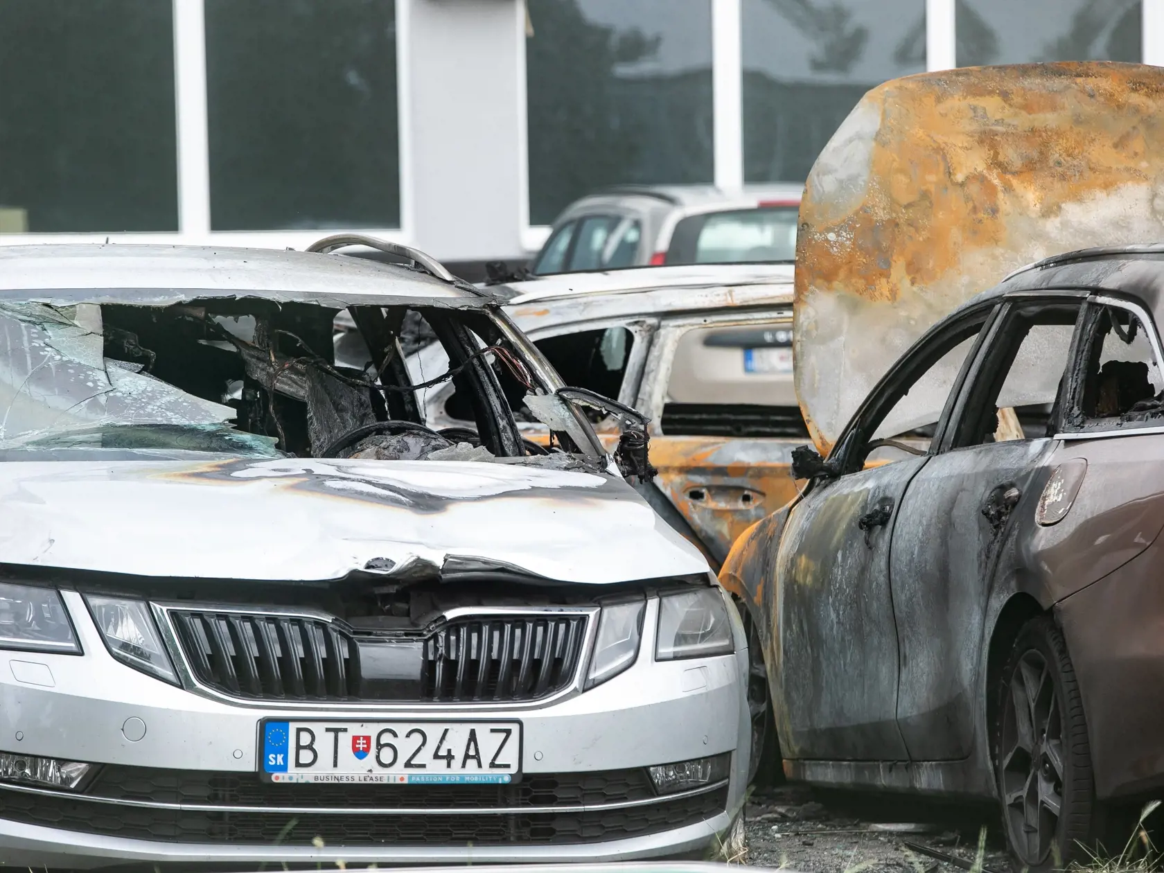 Tragický incident na gymnáziu a podpálené autá na Pestovateľskéj ulici.