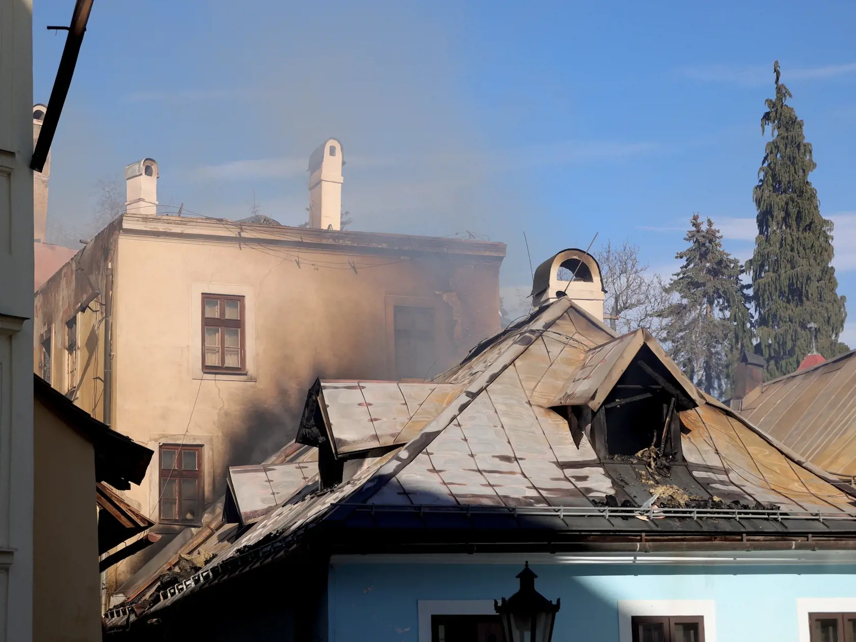 Dátum 18. marec 2023 si budú obyvatelia Banskej Štiavnice pripomínať ako jeden z najsmutnejších. V sobotu doobeda začala v historickom centre mesta horiesť jedna z najobľúbenejších turistických atrakcií a požiar sa rozšíril aj na okolité budovy.
