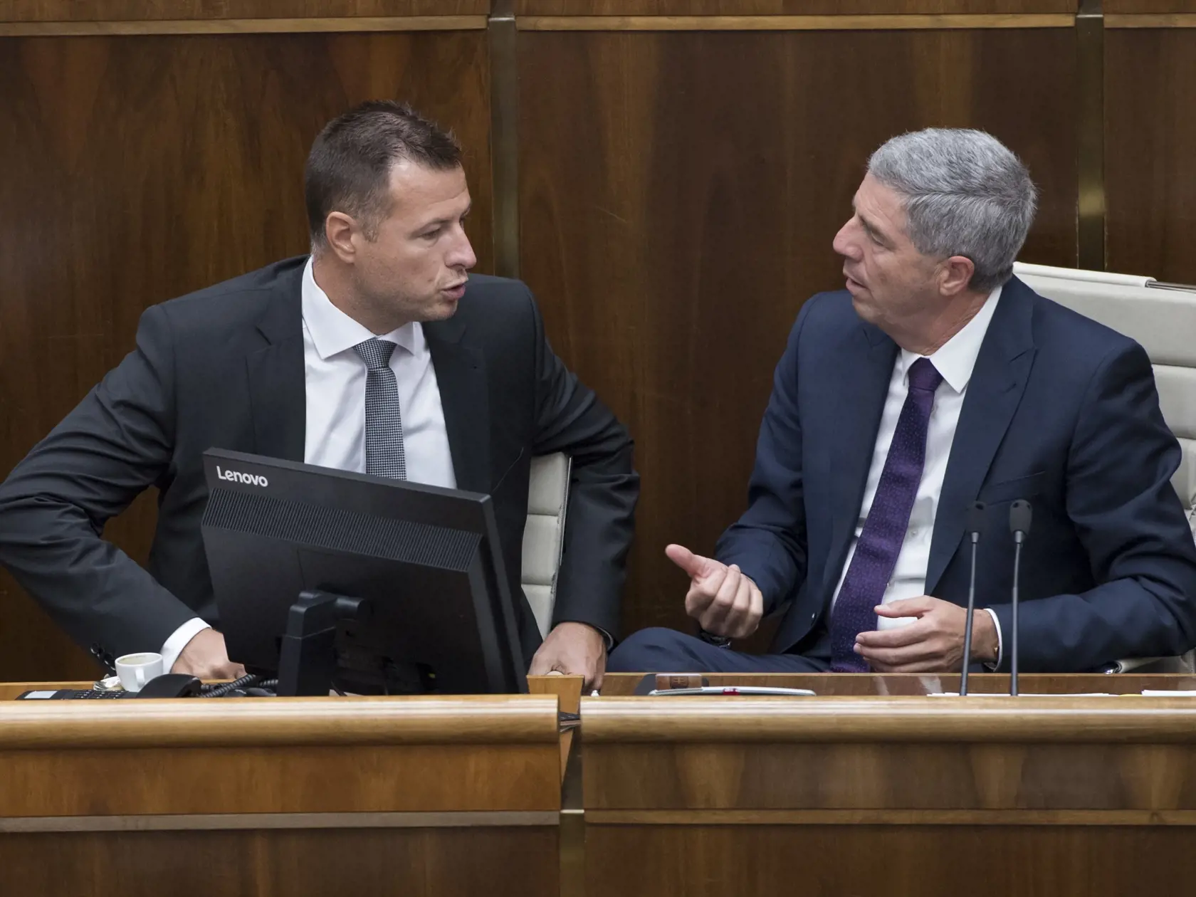 12. septembra 2018 v Bratislave: Vľavo minister spravodlivosti SR Gábor Gál a podpredseda parlamentu SR Béla Bugár (obaja Most-Híd) počas 34. schôdze NRSR.