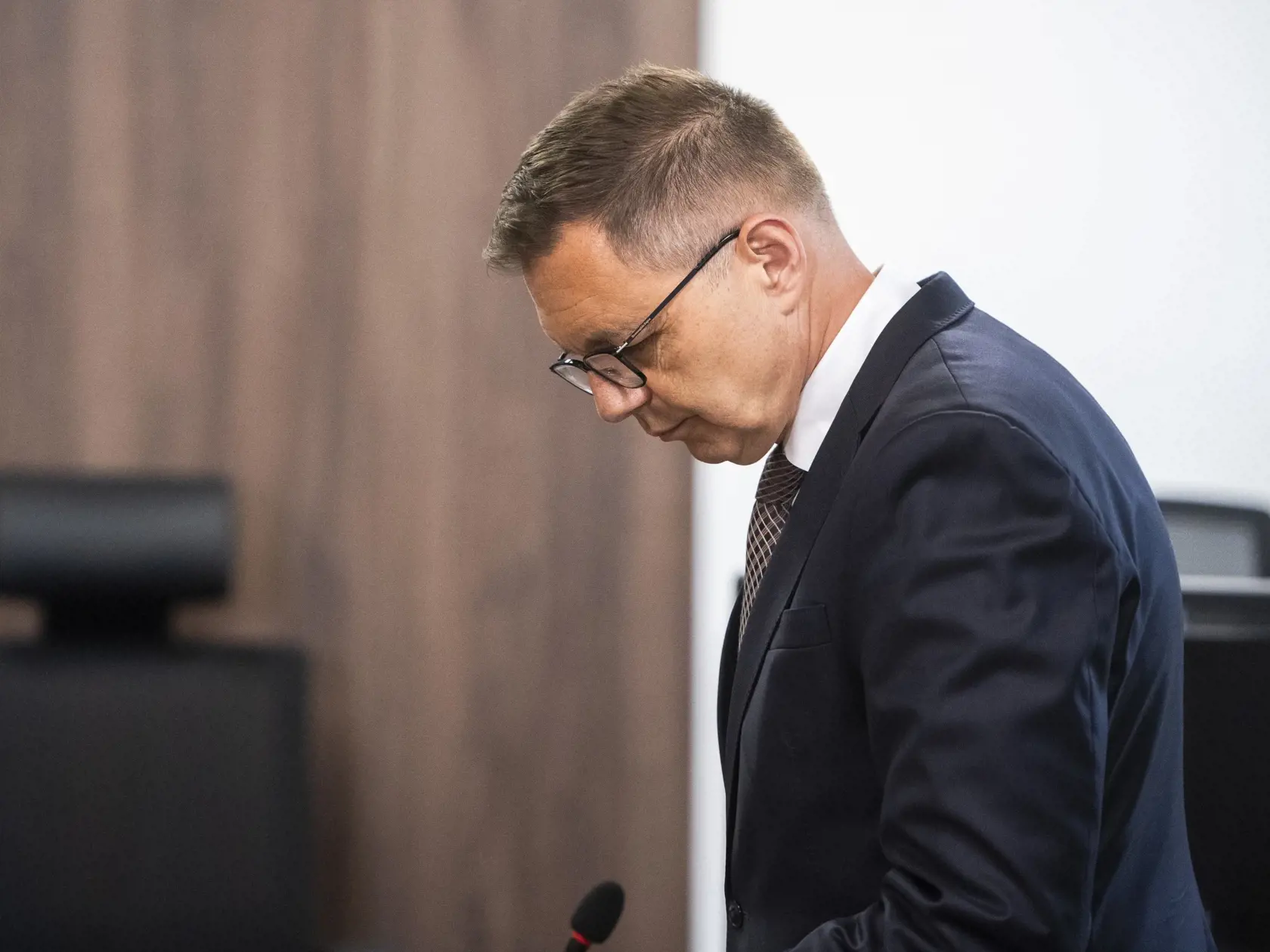 Na snímke guvernér Národnej banky Slovenska (NBS) Peter Kažimír, ktorý čelí podozreniam z podplácania, počas súdneho procesu na Špecializovanom trestnom súde (ŠTS) v Pezinku v pondelok 3. júla 2023.