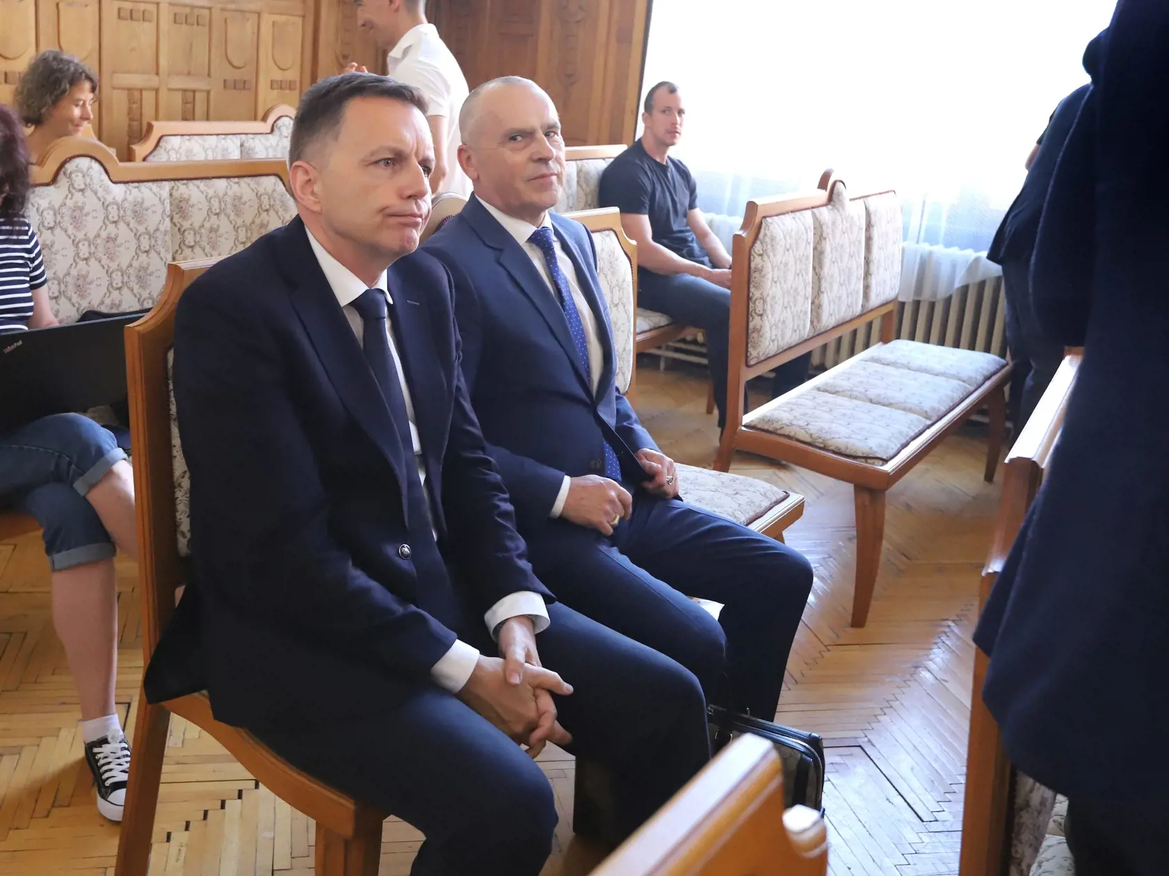 Na snímke guvernér Národnej banky Slovenska (NBS) Peter Kažimír (vľavo) prišiel vypovedať v kauze Mýtnik na Špecializovaný trestný súd (ŠTS) 22. júna 2023 v Banskej Bystrici.