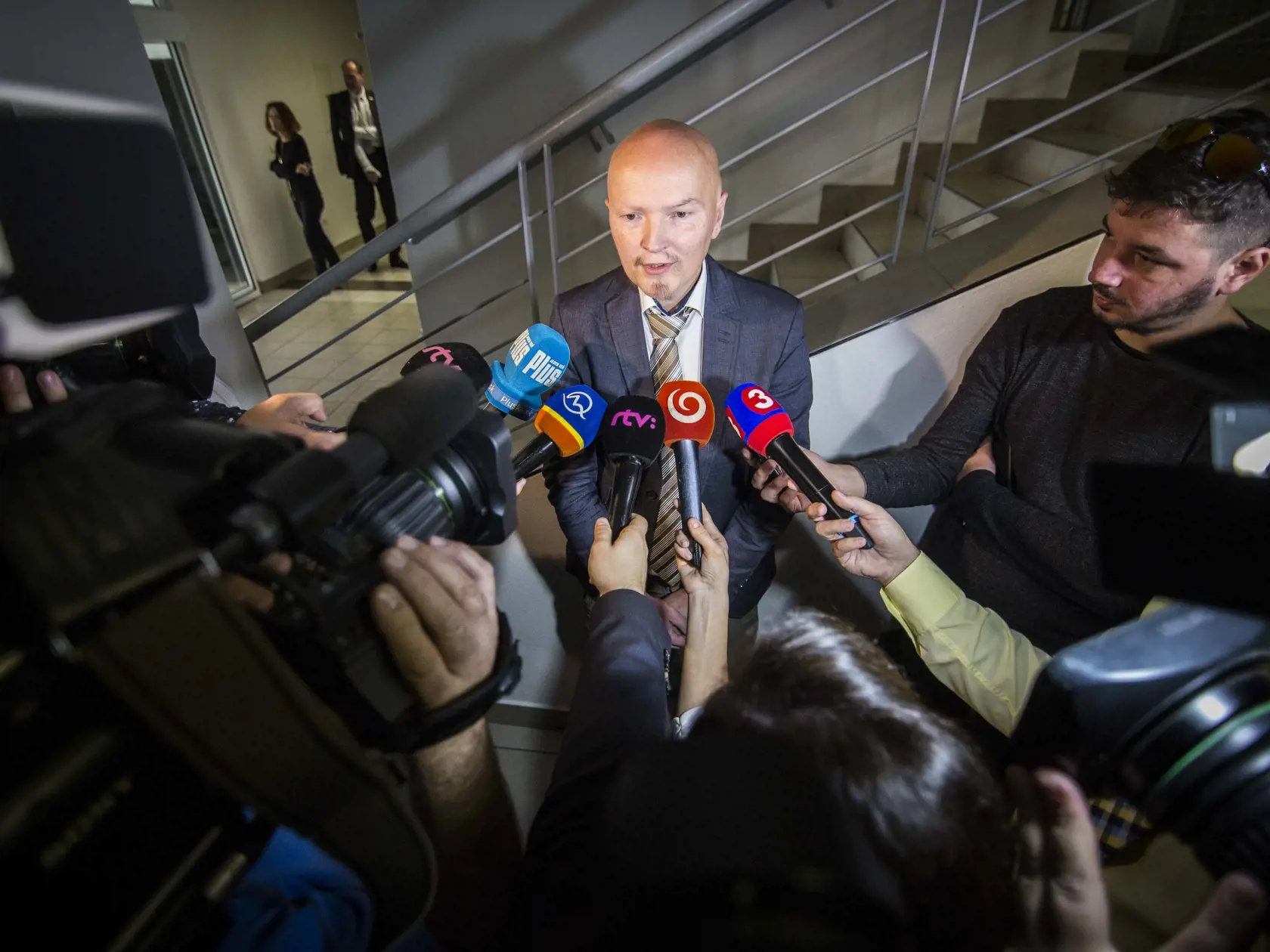 18. októbra 2017: Exzamestnanec ministerstva výstavby Radoslav Behul odpovedá na otázky novinárov počas prestávky, ktorá bola počas čítania rozsudku v kauze nástenkového tendra na Špecializovanom trestnom súde v Pezinku.