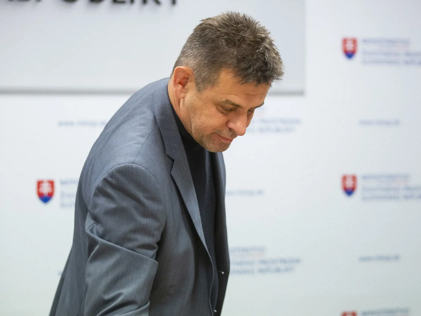 23. januára 2020 v Bratislave: Minister životného prostredia László Sólymos (Most-Híd) podáva demisiu po incidente v centre Bratiskavy, ktorý sa odohral deň predtým. Za svoj skutok sa zároveň ospravedlnil.