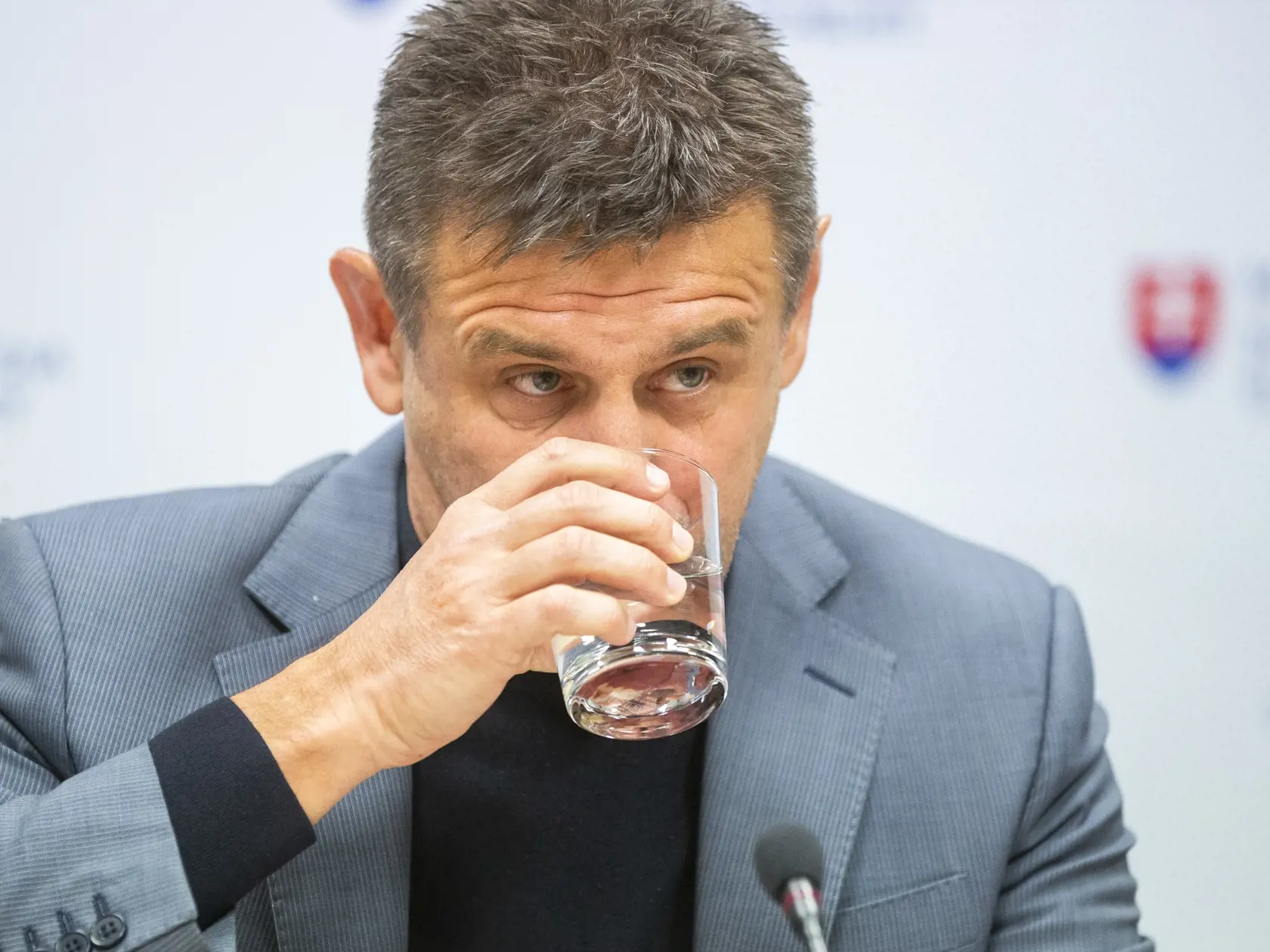 23. januára 2020 v Bratislave: Minister životného prostredia László Sólymos (Most-Híd) podáva demisiu po incidente v centre Bratiskavy, ktorý sa odohral deň predtým. Za svoj skutok sa zároveň ospravedlnil.