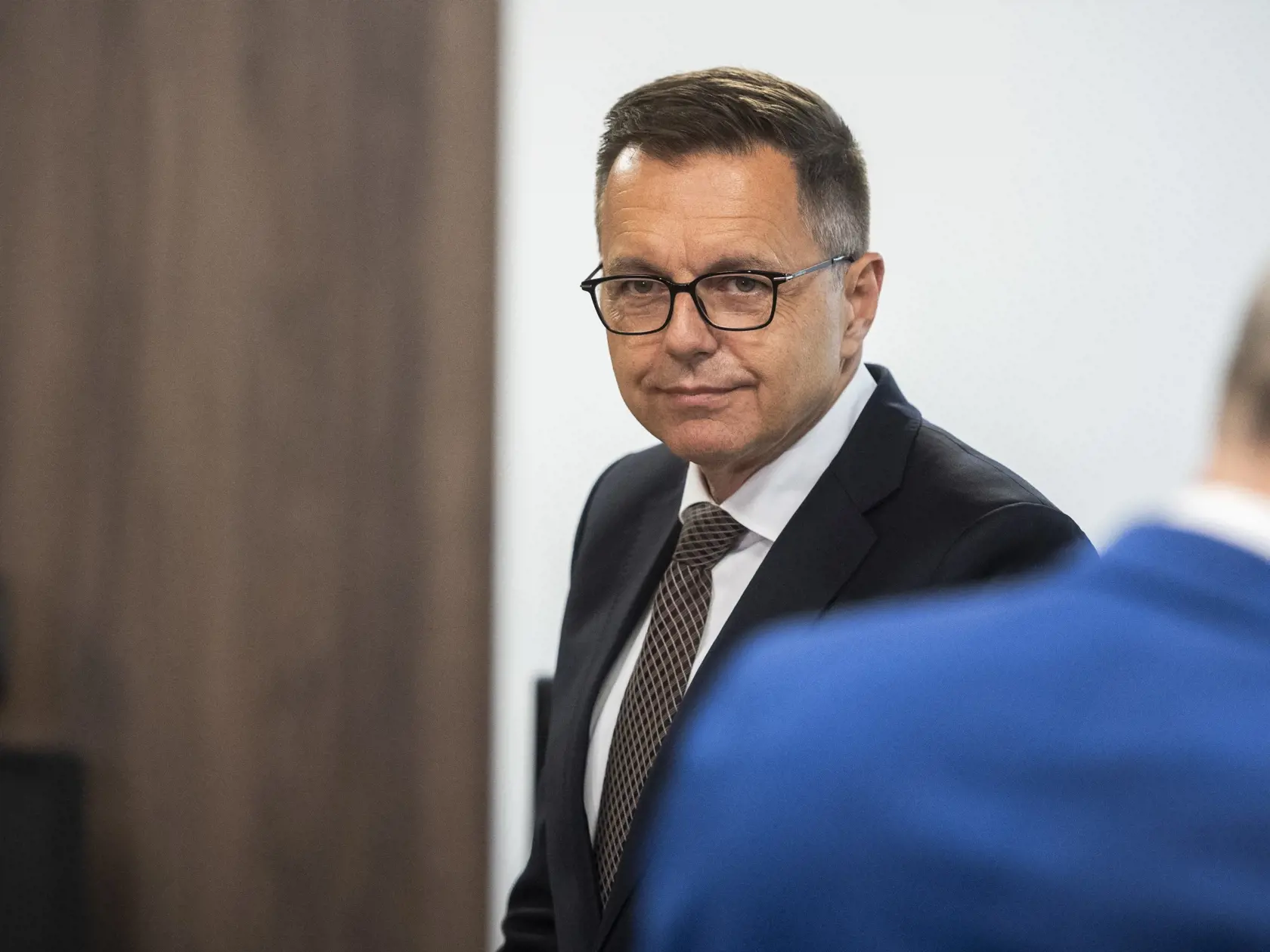3. júla 2023: Guvernér Národnej banky Slovenska  Peter Kažimír, ktorý čelí podozreniam z podplácania, počsas súdneho procesu na Špecializovanom trestnom súde v Pezinku.