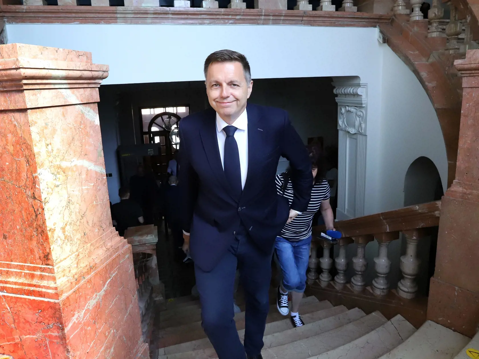 22. júna 2023 v Banskej Bystrici: Guvernér Národnej banky Slovenska Peter Kažimír prichádza vypovedať v kauze Mýtnik na Špecializovaný trestný súd.