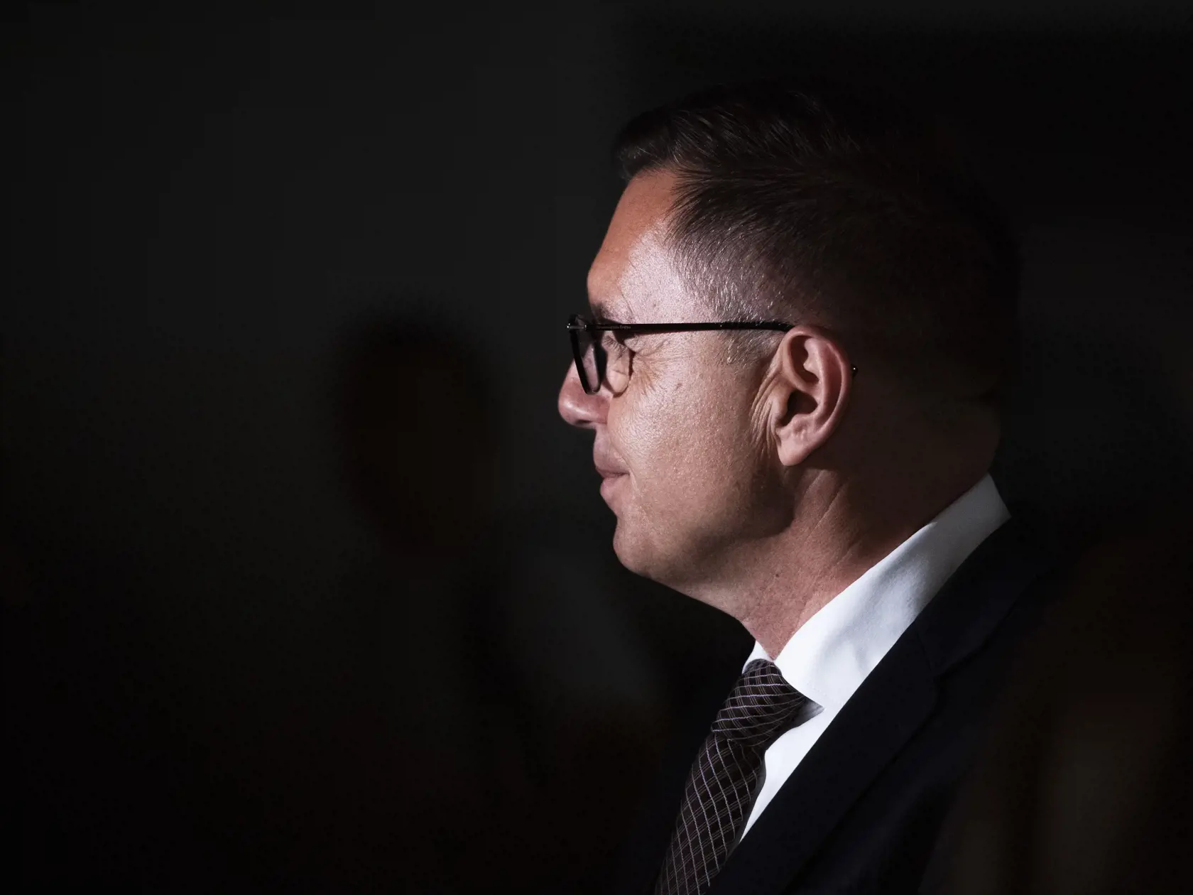 3. júla 2023: Guvernér Národnej banky Slovenska  Peter Kažimír, ktorý čelí podozreniam z podplácania, počsas súdneho procesu na Špecializovanom trestnom súde v Pezinku.