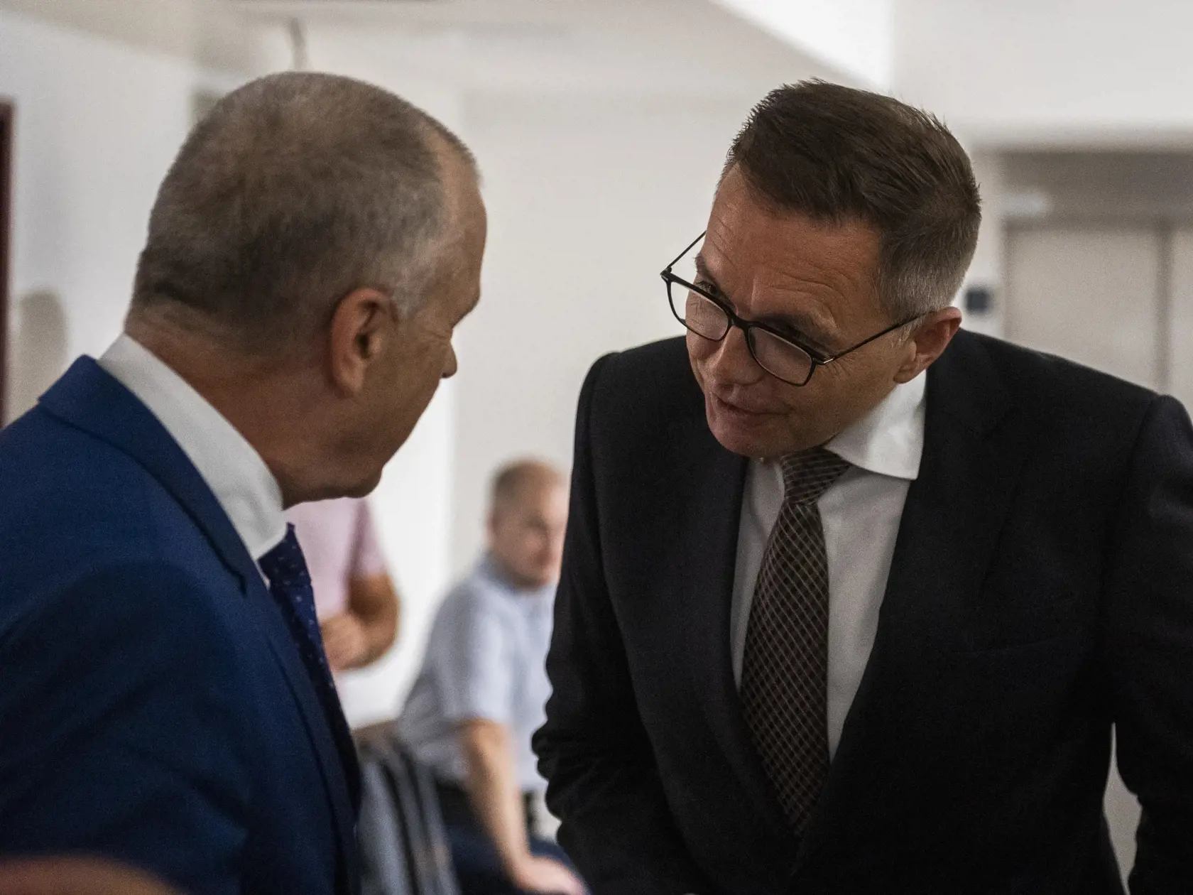 3. júla 2023: Guvernér Národnej banky Slovenska  Peter Kažimír, ktorý čelí podozreniam z podplácania, pred súdnym procesom na Špecializovanom trestnom súde v Pezinku.