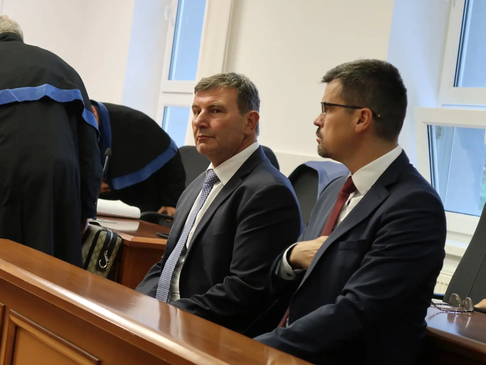 4. septembra 2023: 4. septembra 2023: Na Špecializovanom trestnom súde v Pezinku pokračuje súdny proces s guvernérom Národnej banky Slovenska a exministrom financií Petrom Kažimírom. Na snímke vľavo exriaditeľ finančnej správy František Imrecze sedí v pozícii svedka v súdnej sieni.