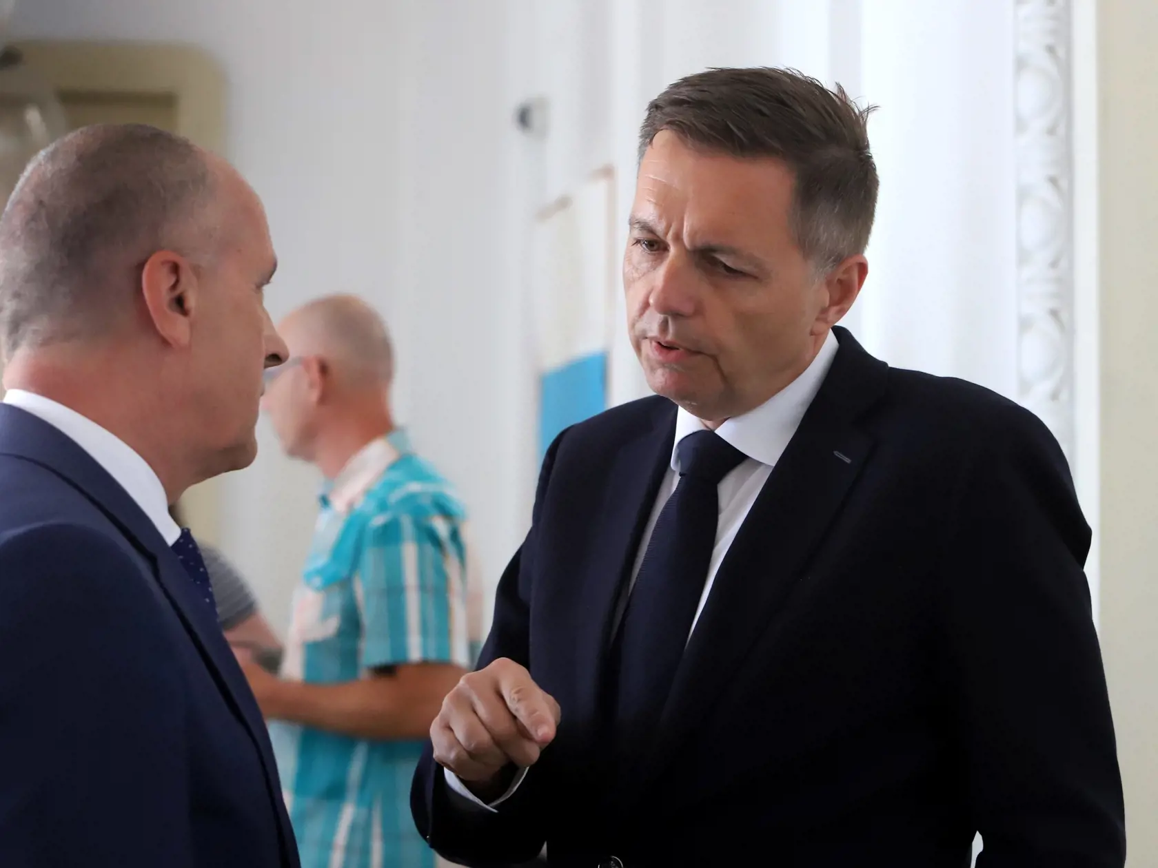 22. júna 2023 v Banskej Bystrici: Guvernér Národnej banky Slovenska Peter Kažimír (vpravo) prichádza vypovedať v kauze Mýtnik na Špecializovaný trestný súd.