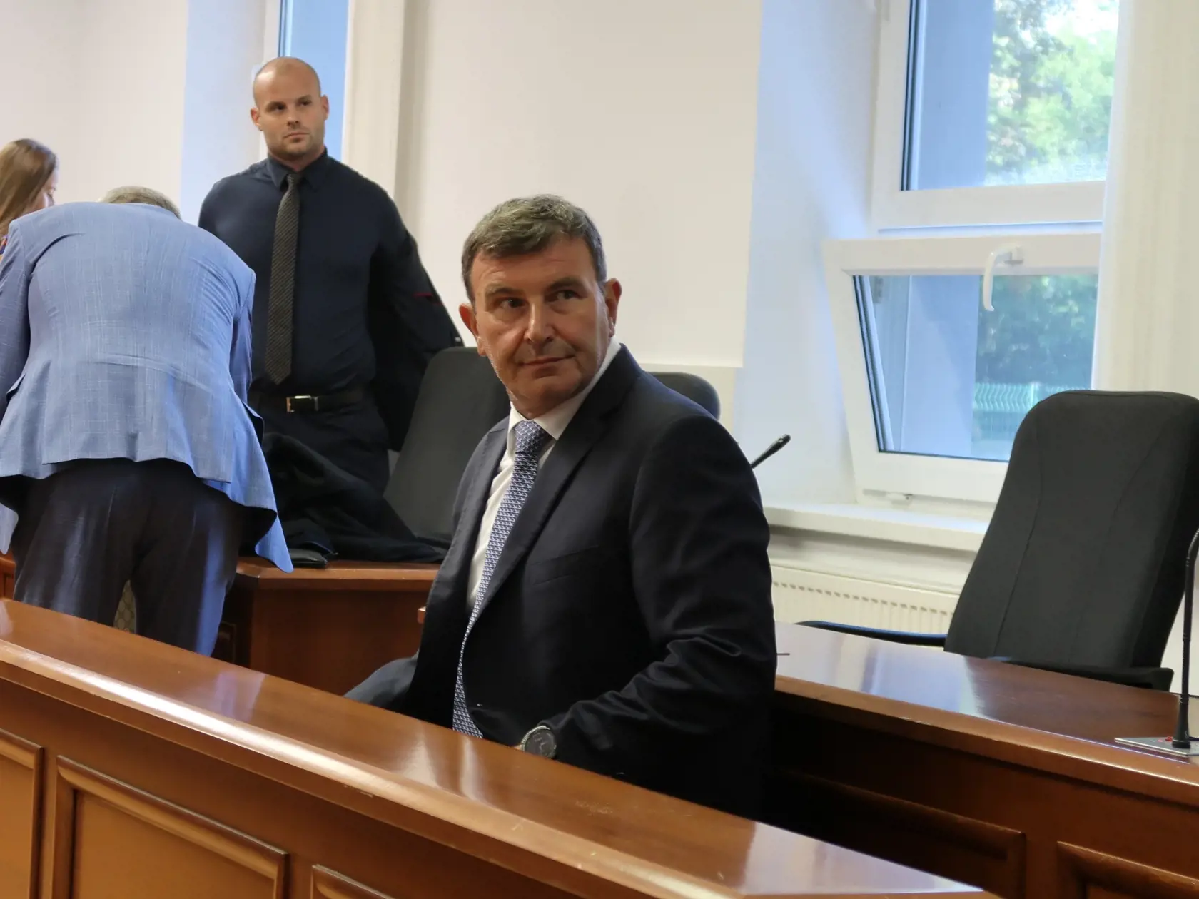 4. septembra 2023: Na Špecializovanom trestnom súde v Pezinku pokračuje súdny proces s guvernérom Národnej banky Slovenska a exministrom financií Petrom Kažimírom. Na snímke bývalý riaditeľ finančnej správy František Imrecze sedí v pozícii svedka v súdnej sieni.