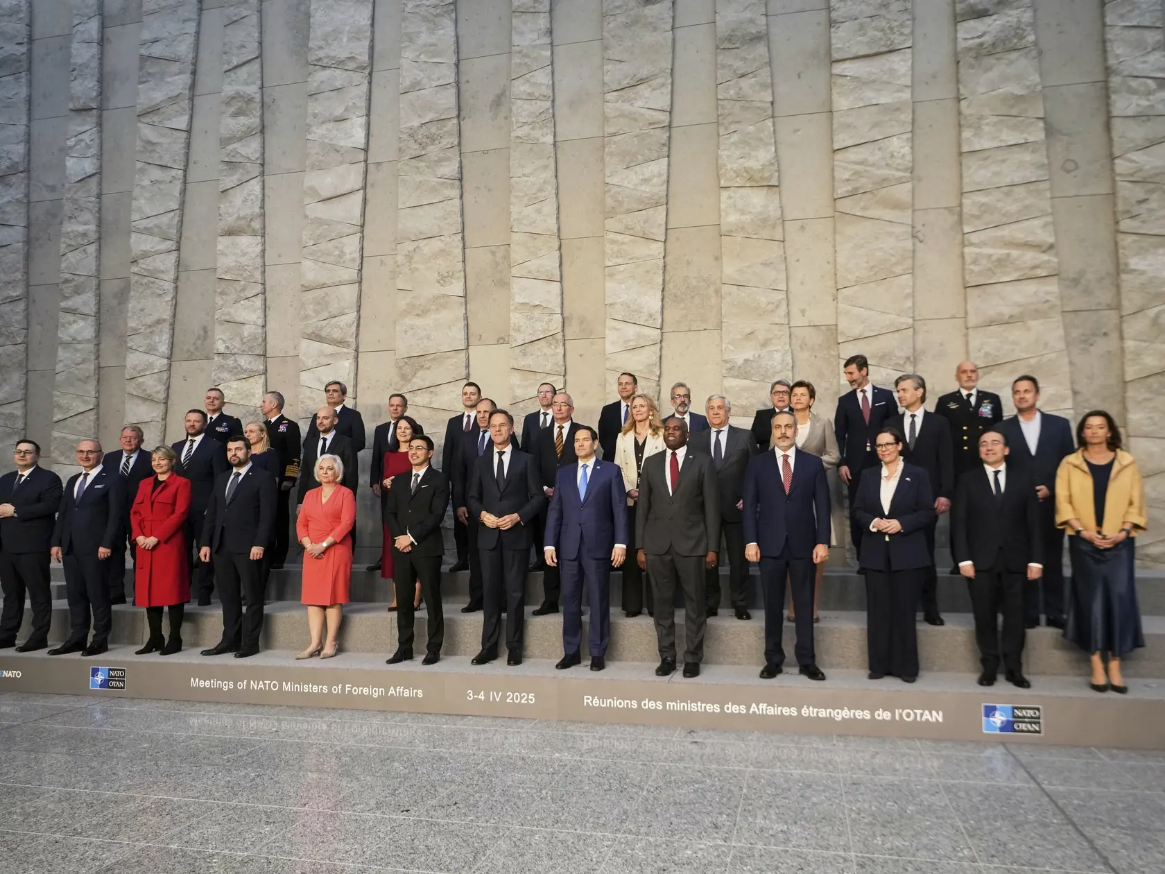 Ministri zahraničných vecí členských krajín NATO pózujú počas spoločného fotenia v rámci ich stretnutia v sídle NATO v Bruseli 3. apríla 2025. V poslednom rade druhý sprava stojí minister zahraničných vecí a európskych záležitostí SR Juraj Blanár (Smer-SD).