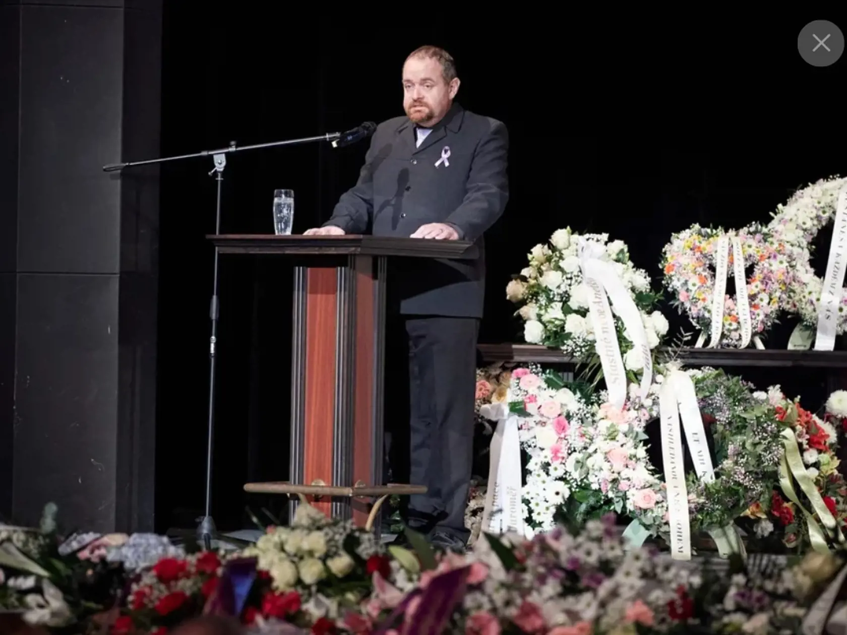 So študentkou v bielej rakve obklopenej kvetmi a vencami v pastelových farbách sa lúčila plná sála. Na pódiu stála čestná stráž hasičov, pretože bola členkou dobrovoľného zboru.