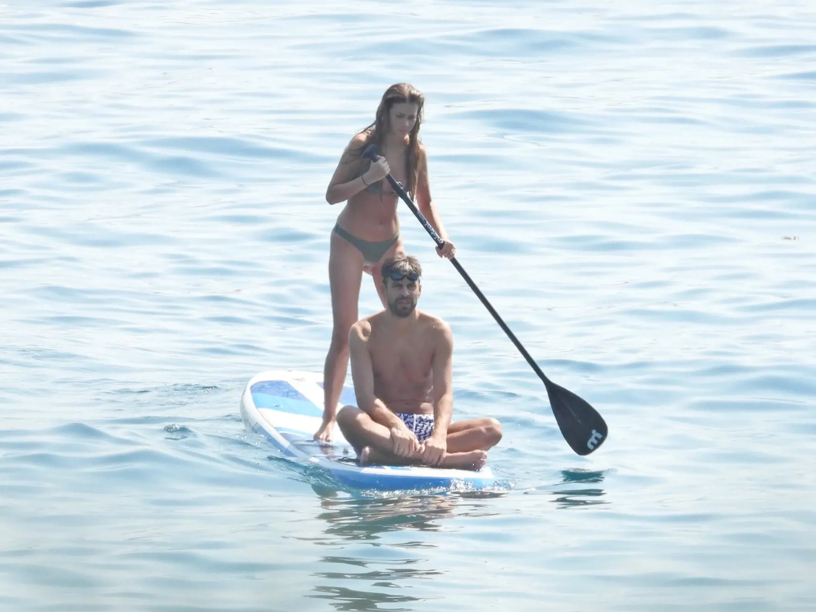 Pique si s mladou milenkou Clarou zašiel na dovolenku do Chorvátska a párik mal podľa očakávania v pätách paparazzi fotografov.