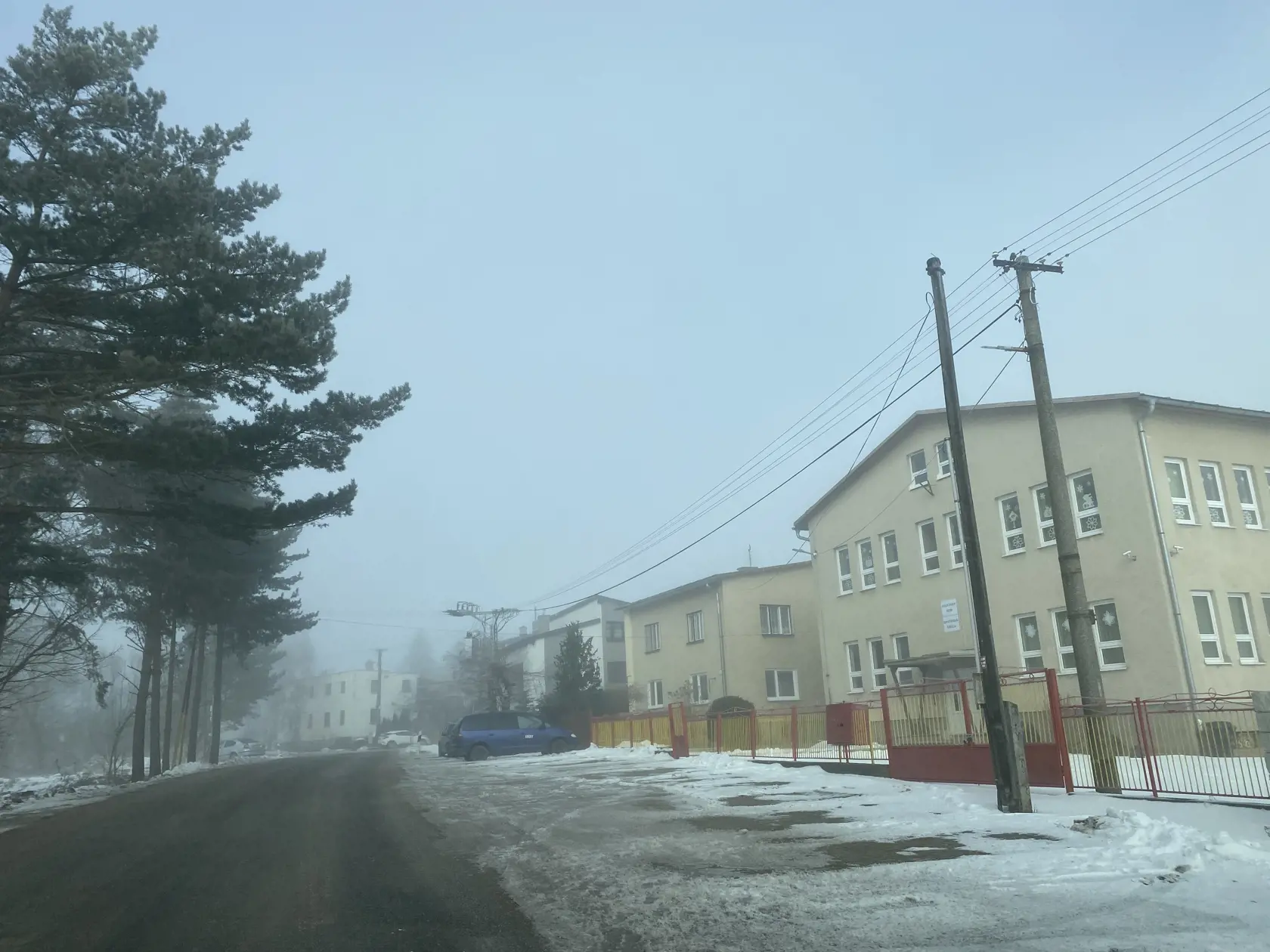 Obec Vojňany v Kežmarskom okrese. Tu postavil dom na otčimovom pozemku Ján Románek. Dedinčania zostali v šoku, keď zistili, že je usvedčeným sériovým vrahom.
