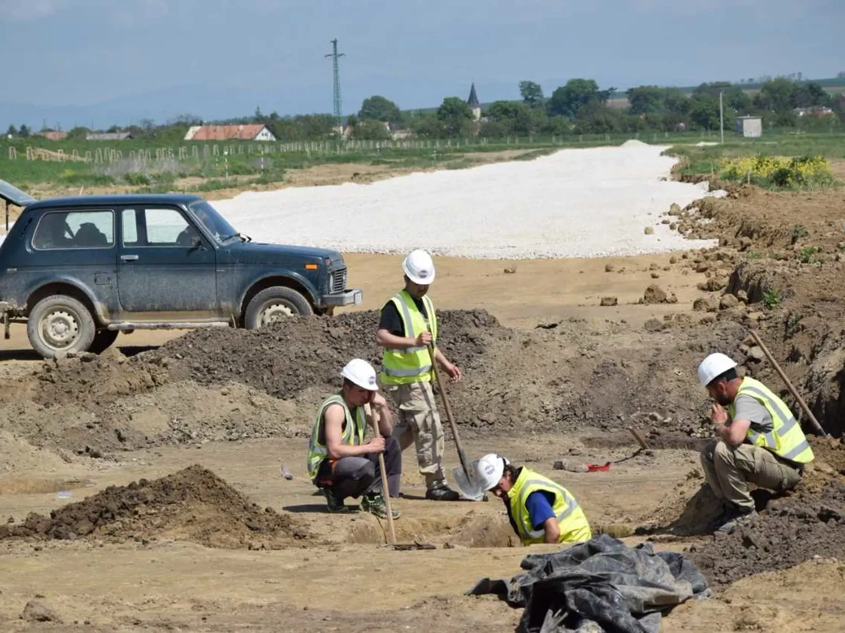 Mnohé vzácne historické artefakty z dávnej minulosti našli archeológovia pri vykopávkach pod budúcou infraštruktúrou v areáli britskej automobilky pri Nitre.